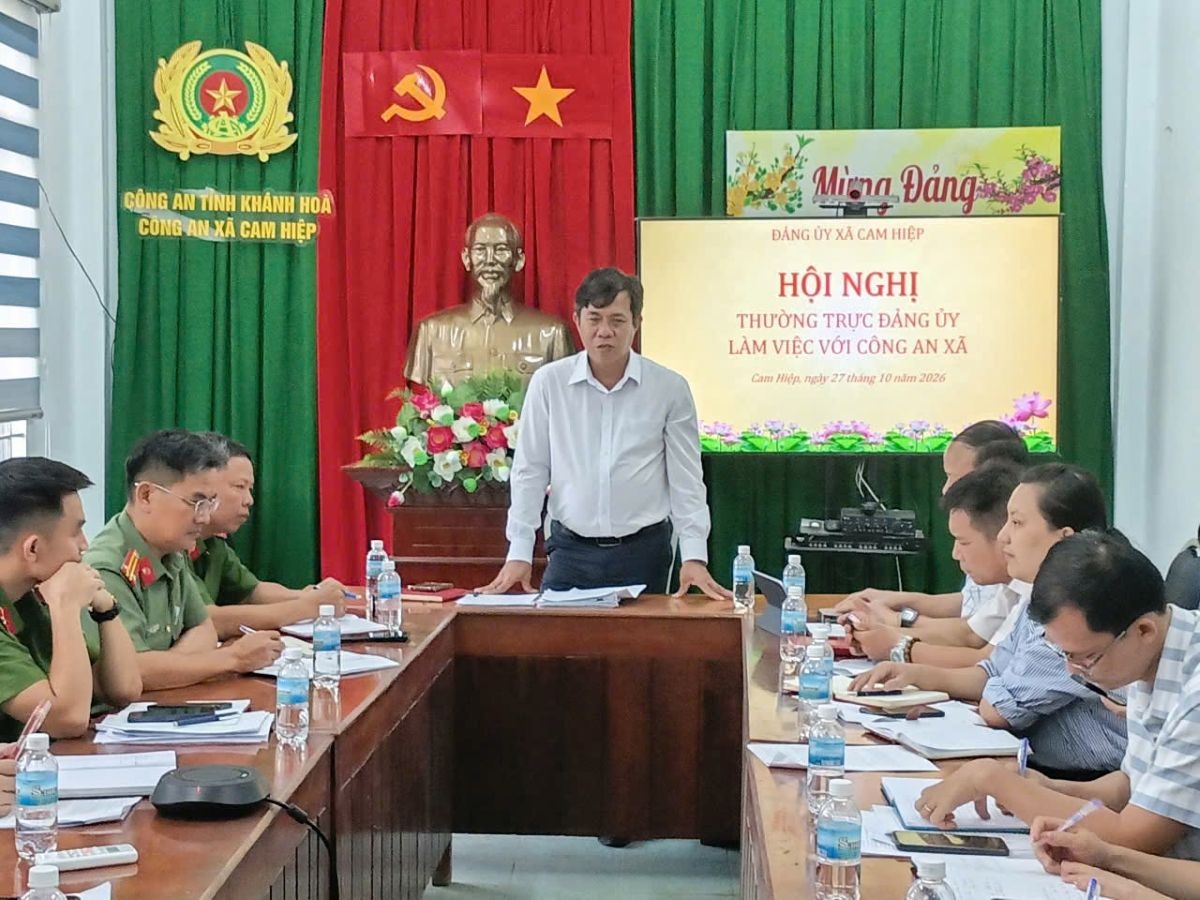 Thường trực Đảng ủy xã Cam Hiệp làm việc với Công an xã Cam Hiệp đánh giá công tác bảo đảm an ninh, trật tự 10 tháng và triển khai nhiệm vụ trọng tâm những tháng cuối năm 2026