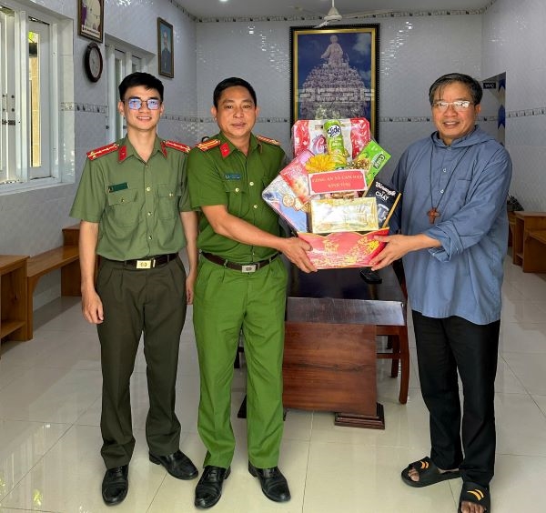 Công an xã Cam Hiệp thăm, tặng quà các cơ sở công giáo trên địa bàn nhân dịp Lễ Phục sinh năm 2026