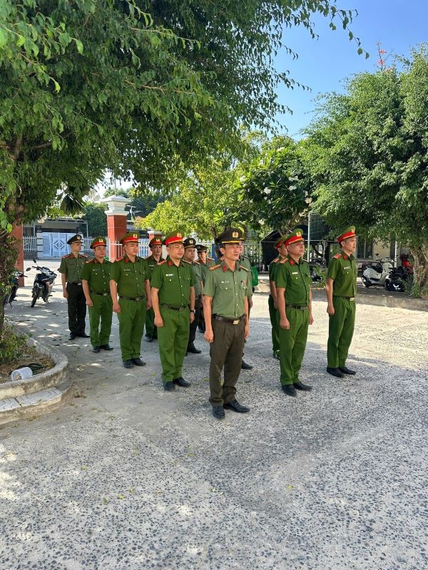 Công an xã Cam Hiệp tổ chức tập luyện Điều lệnh, quân sự, võ thuật Công an nhân dân