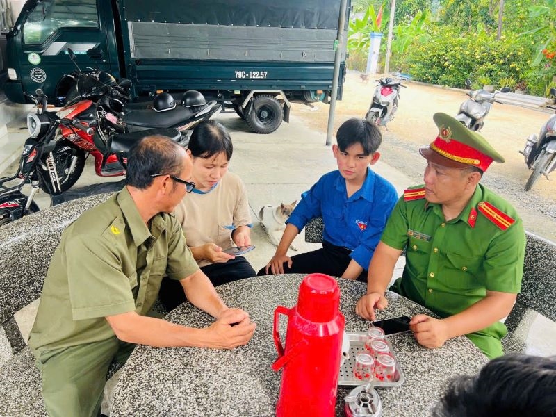 Công an xã Cam Hiệp ra quân tuyên truyền, hướng dẫn người dân cài đặt ứng dụng “Báo cháy 114”