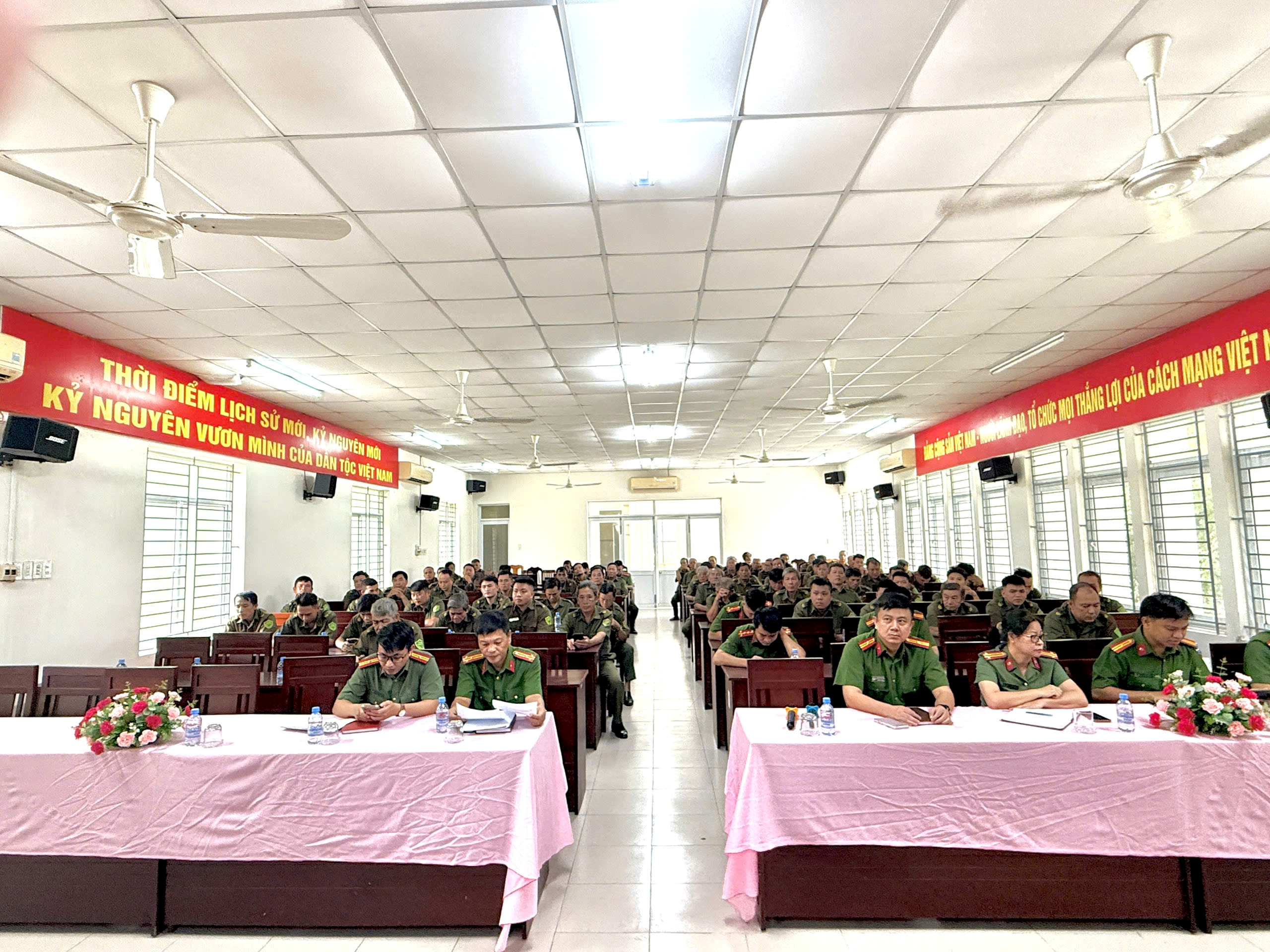 Công an xã Cam Lâm tổ chức Hội nghị giao ban với lực lượng tham gia bảo vệ an ninh, trật tự ở cơ sở