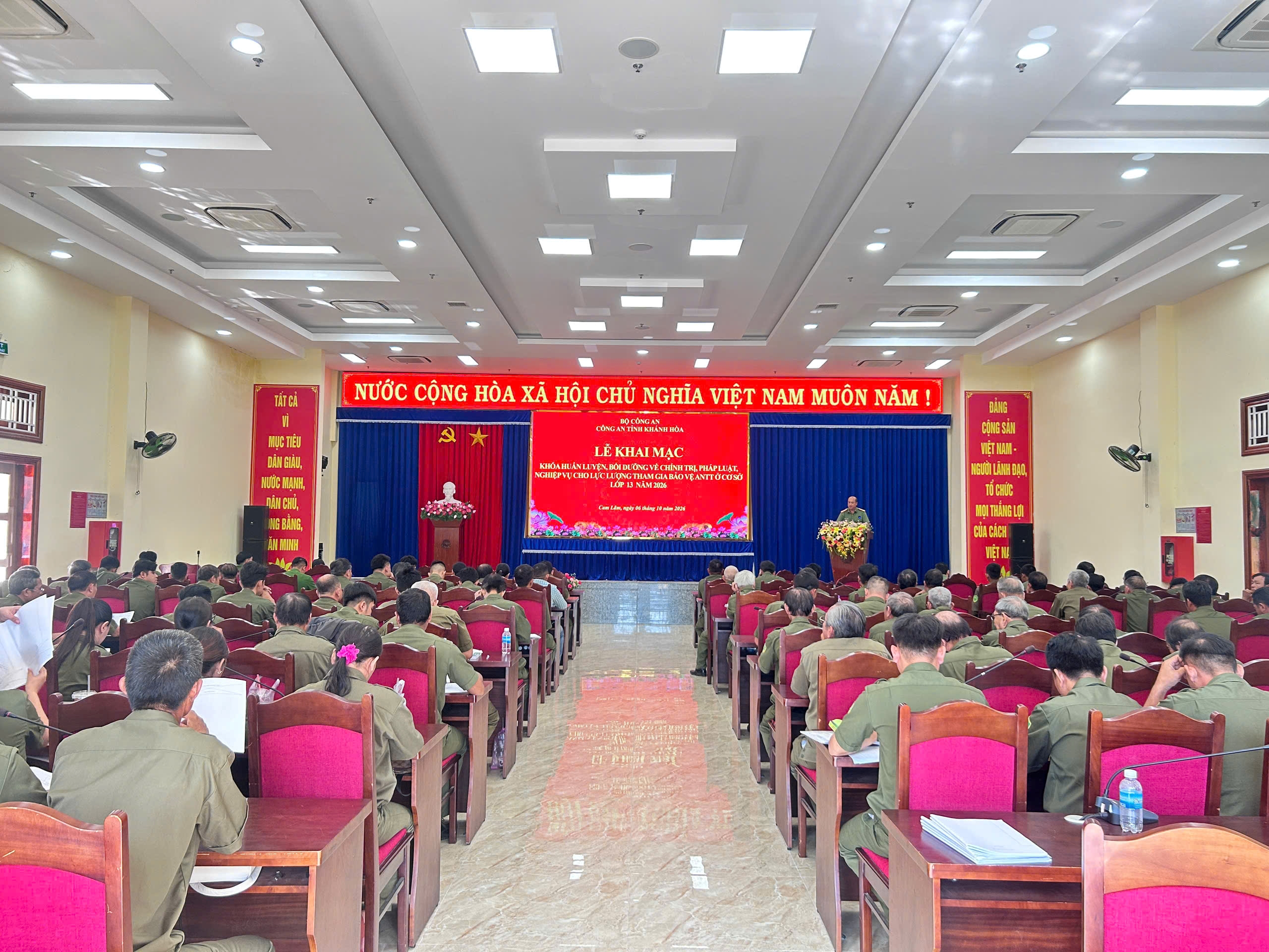 Lực lượng tham gia bảo vệ an ninh, trật tự ở cơ sở xã Cam Lâm tham gia huấn luyện, bồi dưỡng nghiệp vụ năm 2026