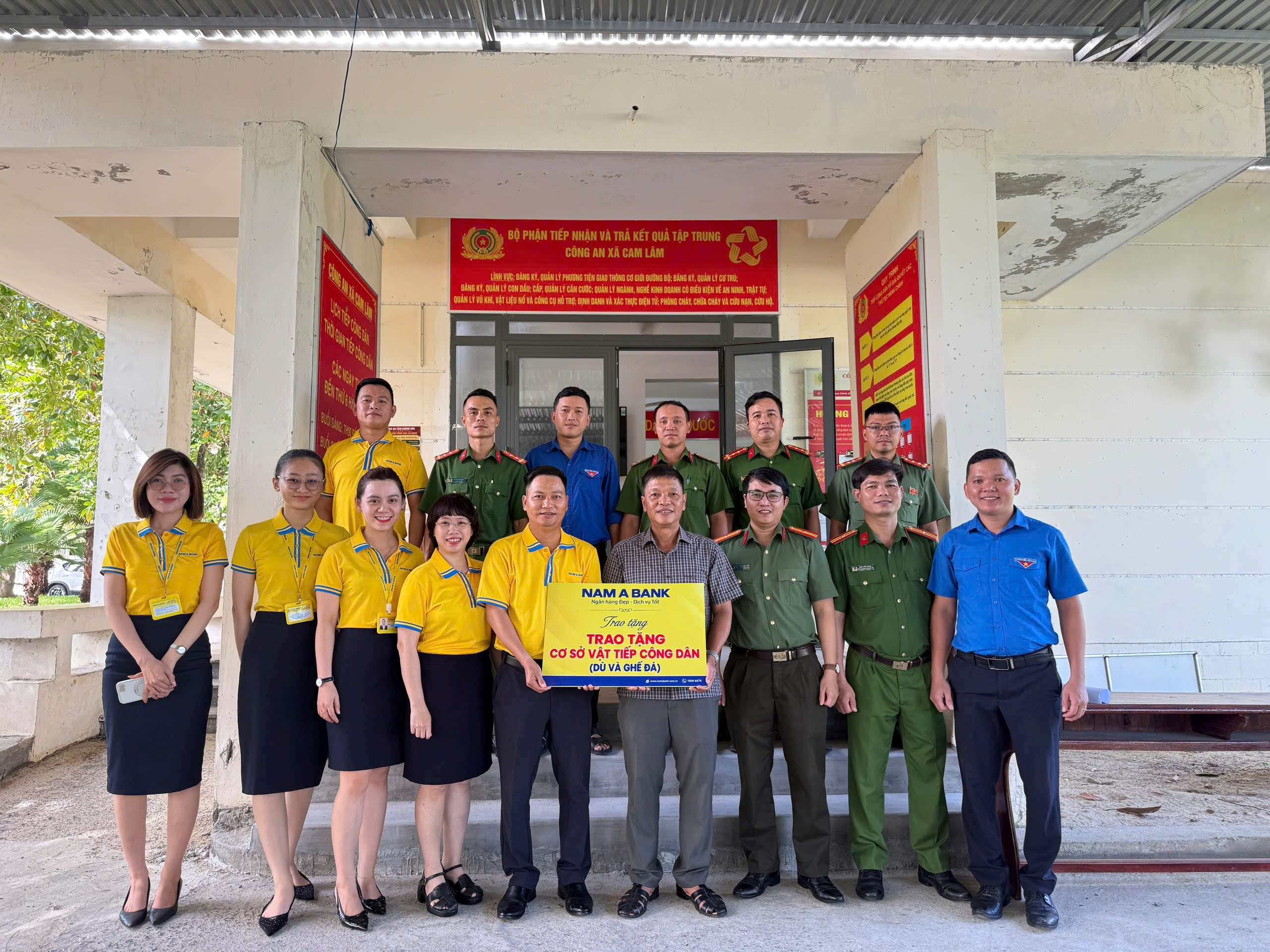 Công an xã Cam Lâm tiếp nhận dù che nắng và ghế đá phục vụ Nhân dân làm thủ tục hành chính