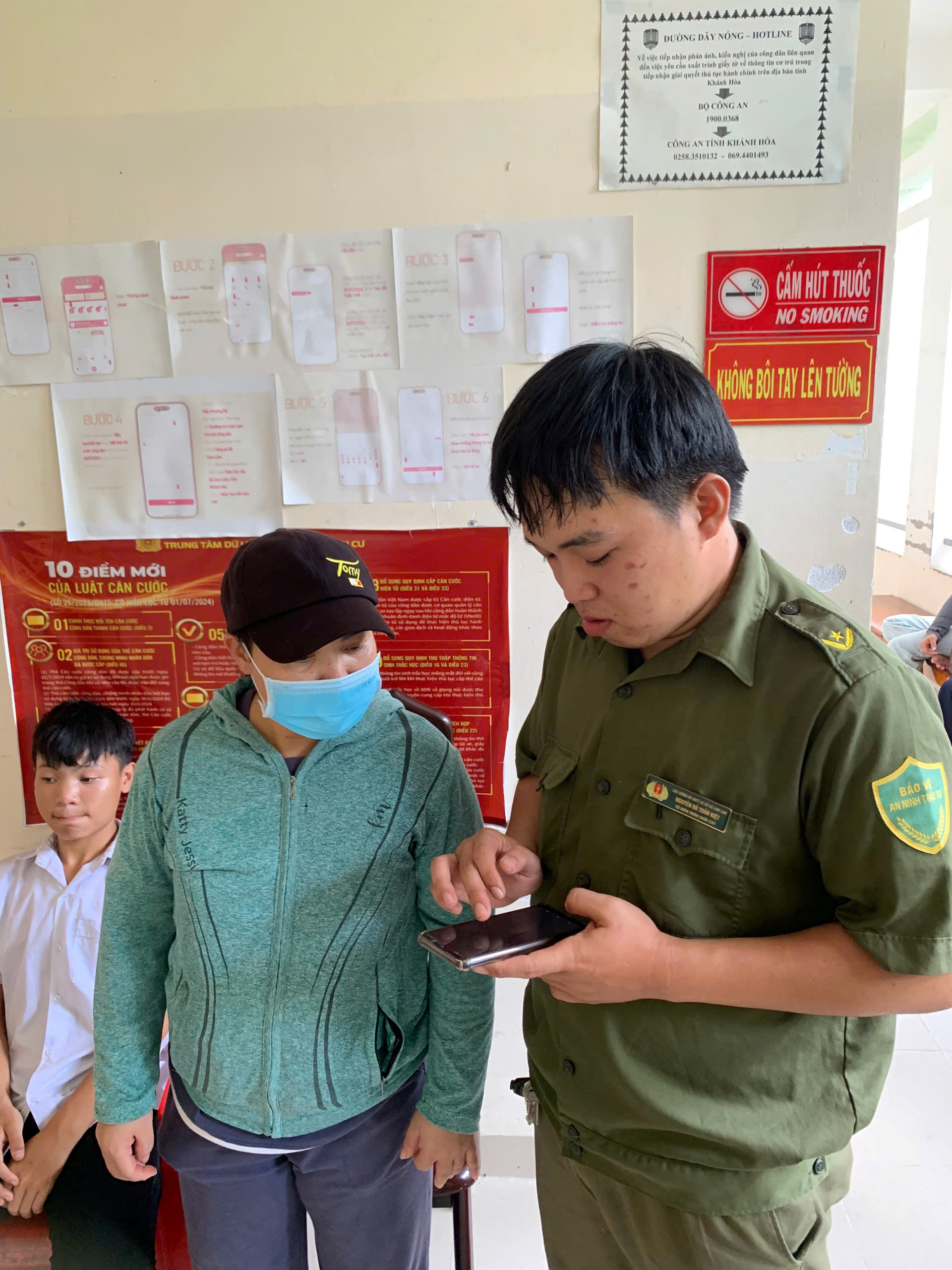 Lực lượng tham gia bảo vệ an ninh trật tự ở cơ sở xã Cam Lâm chung tay đưa Đề án 06 đến gần với người dân