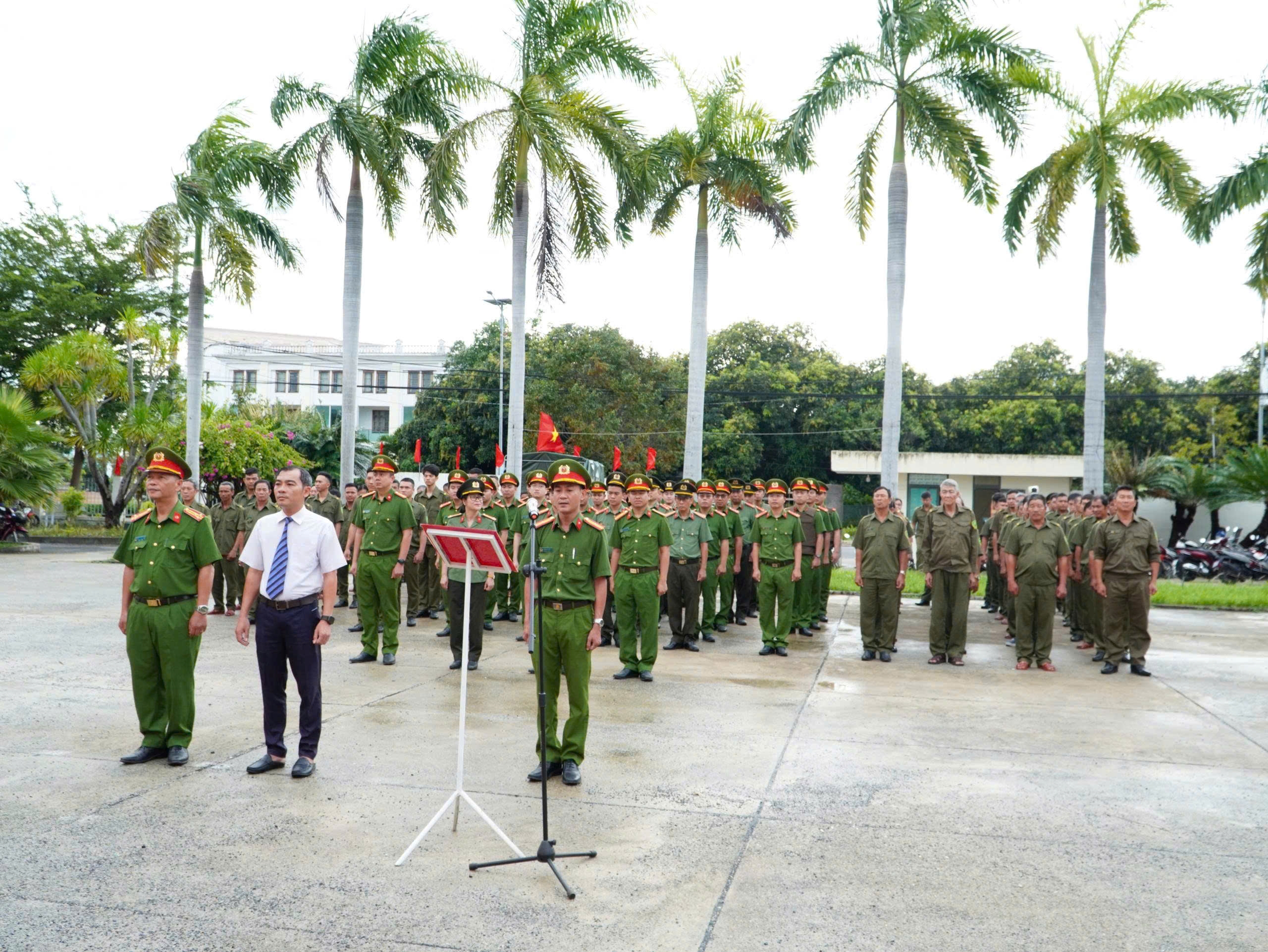 Công an xã Cam Lâm ra quân triển khai cao điểm tổng rà soát, thống kê, thực hiện các giải pháp chuyển hóa địa bàn trọng điểm, phức tạp về ma túy