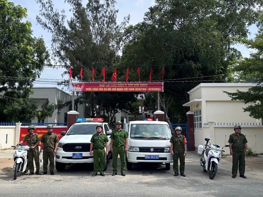 Công an xã Cà Ná tăng cường tuần tra, chấn chỉnh trật tự lòng đường, vỉa hè trong thời gian nghỉ lễ