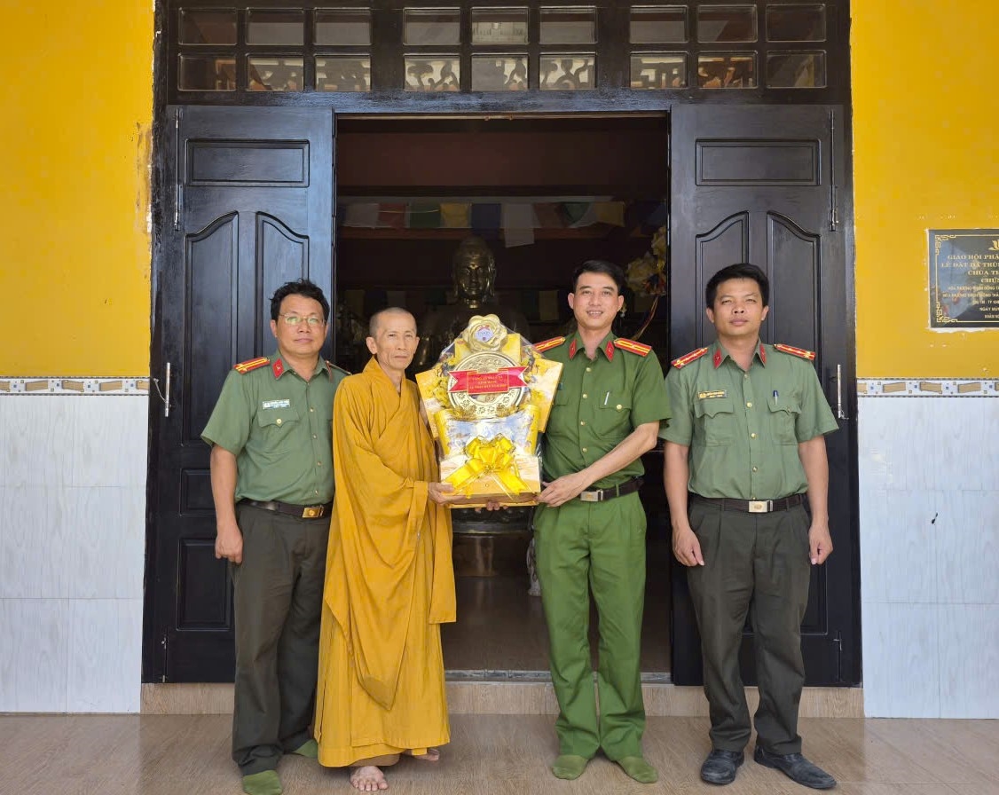 Công an xã Cà Ná thăm, chúc mừng các cơ sở Phật giáo nhân dịp Đại lễ Phật đản năm 2026