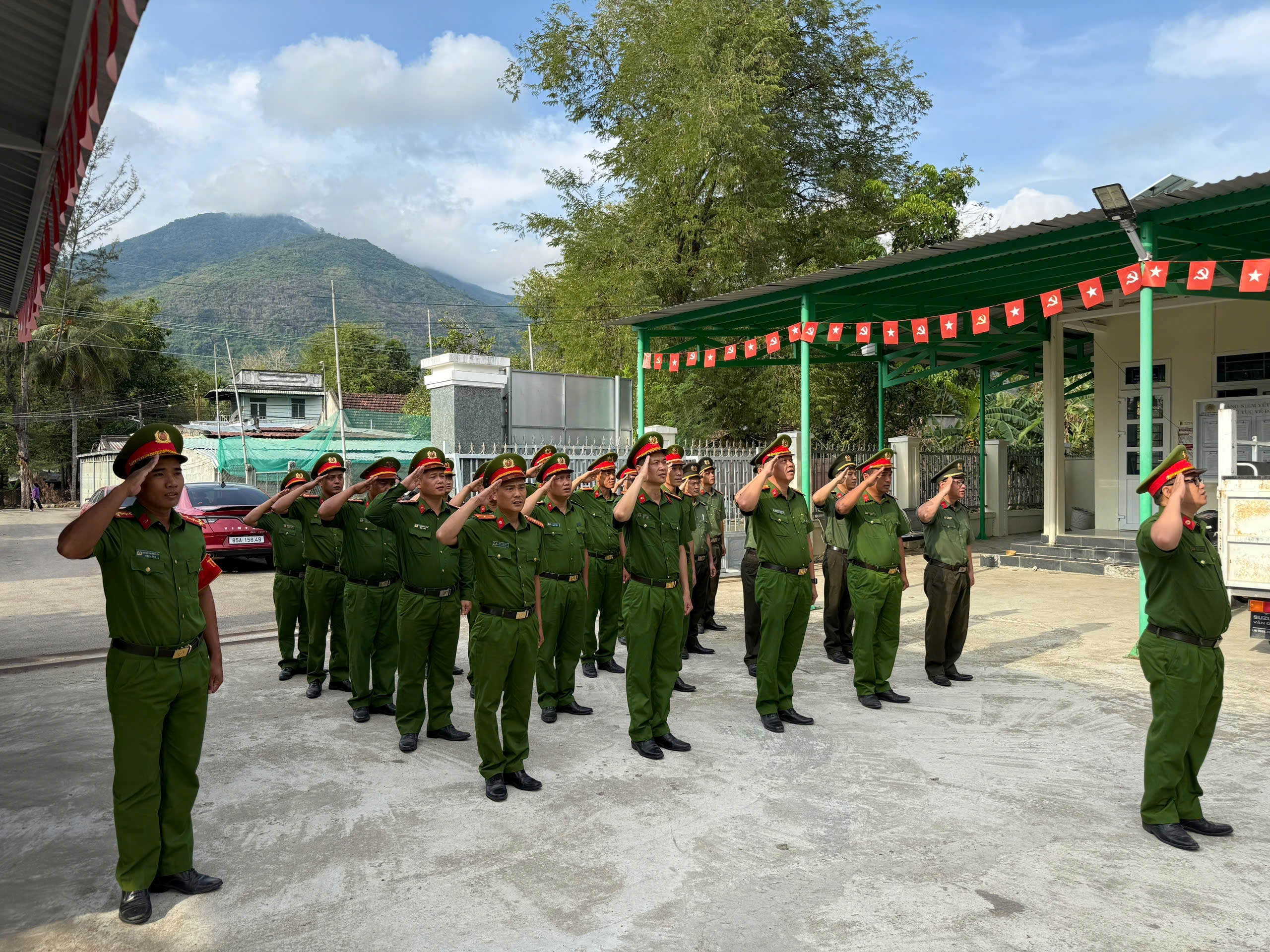 Công an xã Công Hải tổ chức chào cờ đầu tháng 5 và triển khai nhiệm vụ công tác tháng