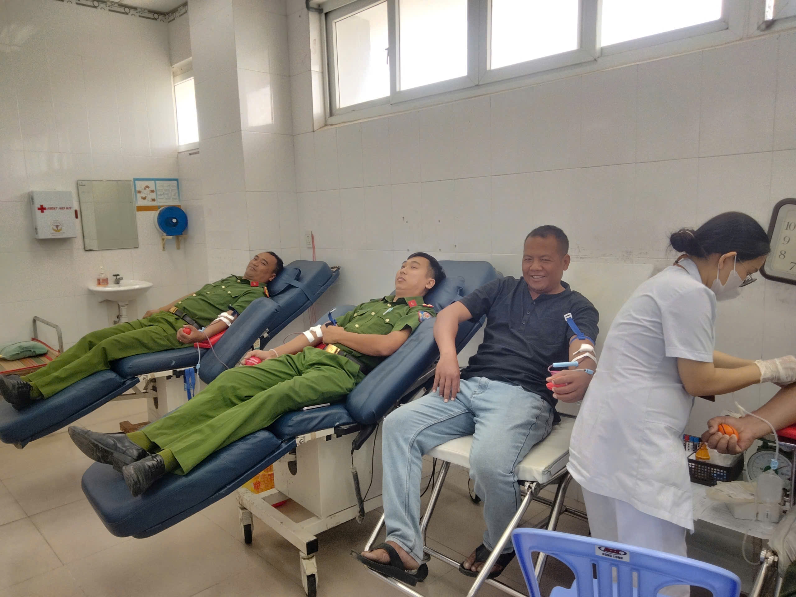 Cán bộ, chiến sĩ Công an xã Công Hải tích cực tham gia hiến máu tình nguyện