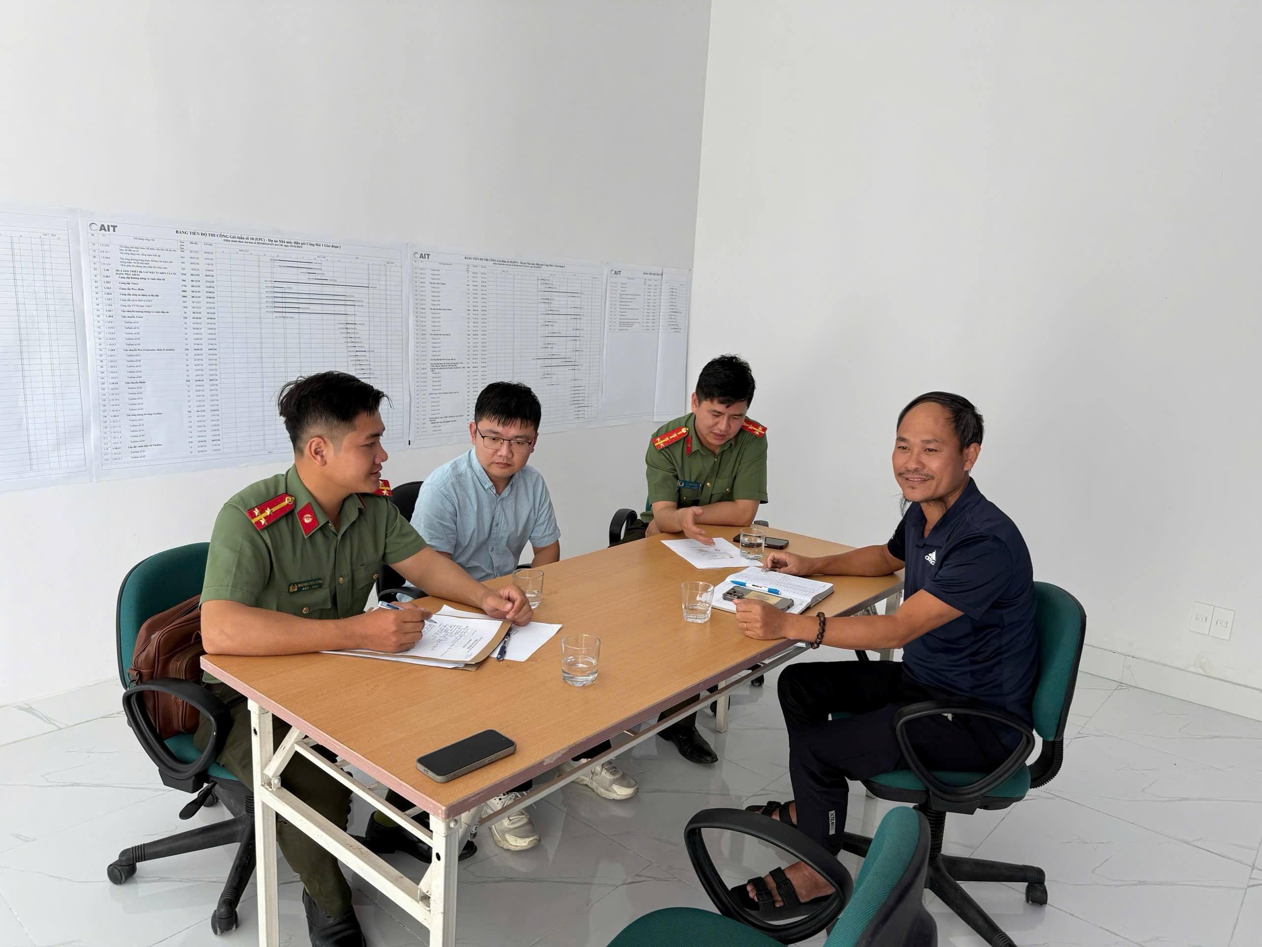 Công an xã Công Hải tăng cường kiểm tra cư trú đối với người nước ngoài