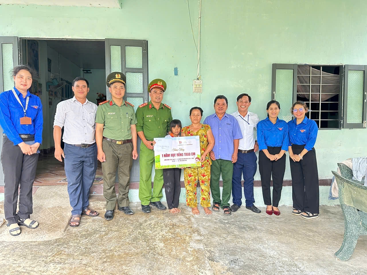 Chi đoàn Công an xã Công Hải thăm hỏi, tặng quà, hỗ trợ chi phí học tập cho 05 em học sinh nhận đỡ đầu