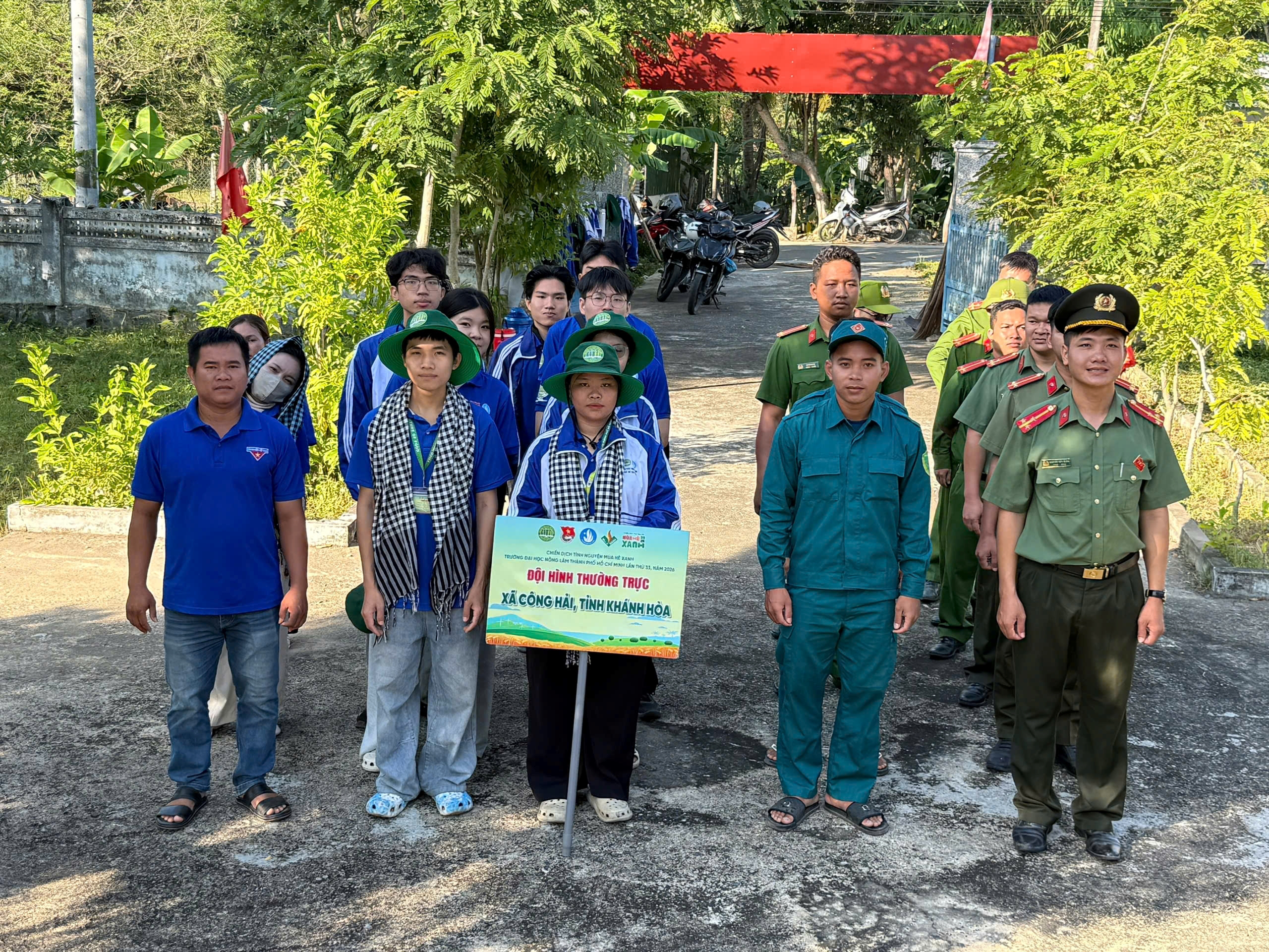 Tuổi trẻ Công an xã Công Hải chỉnh trang các công trình ghi công liệt sĩ