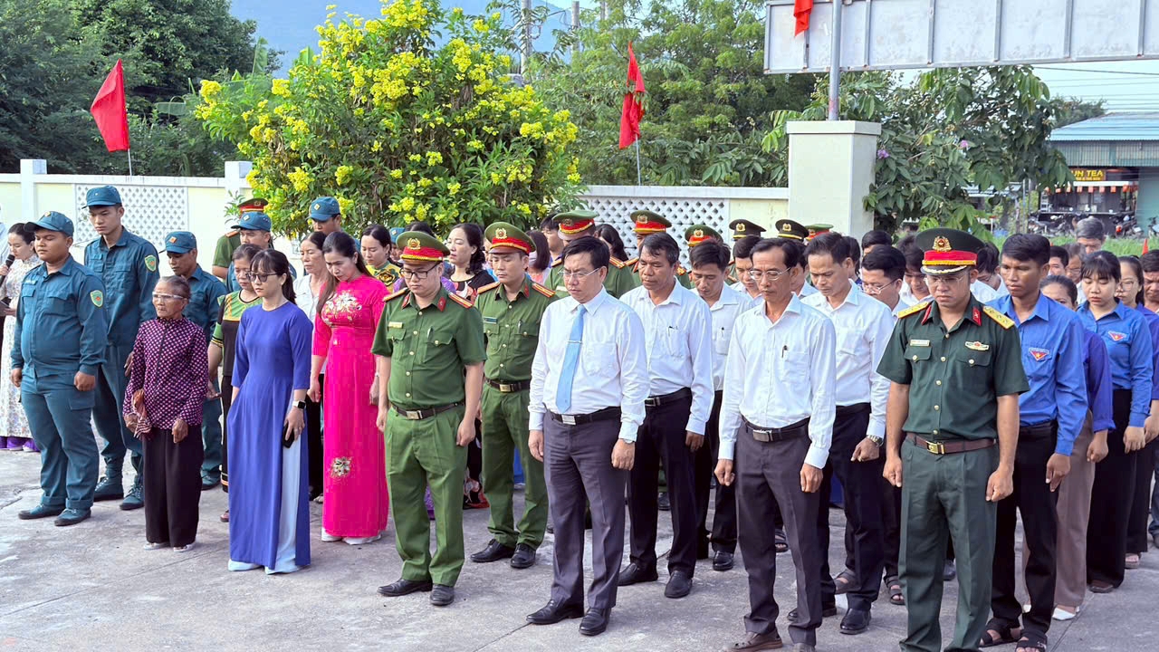 Xã Công Hải viếng Đài tưởng niệm các Anh hùng liệt sĩ nhân kỷ niệm 79 năm Ngày Thương binh - Liệt sĩ