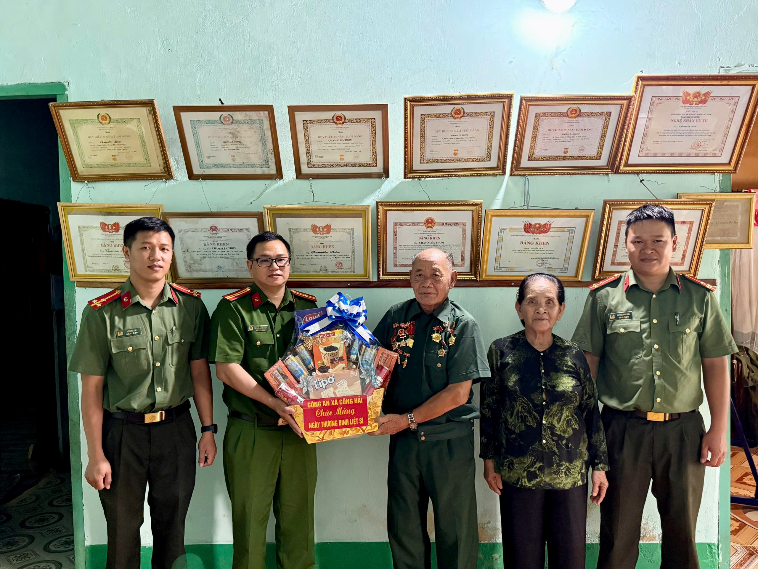 Công an xã Công Hải thăm, tặng quà gia đình các bệnh binh nhân kỷ niệm 79 năm Ngày Thương binh - Liệt sĩ (27/7/1947 - 27/7/2026)