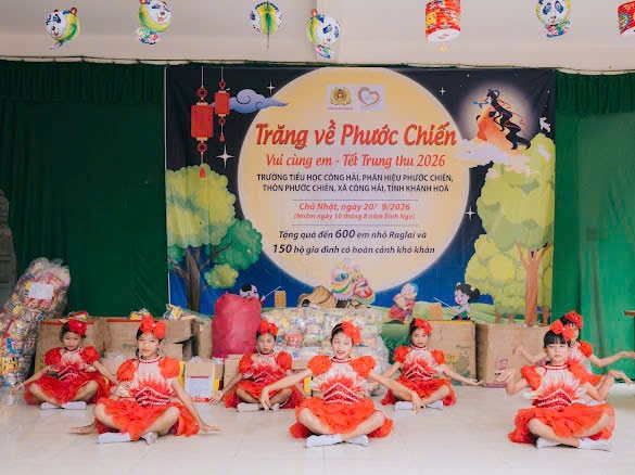 Công an xã Công Hải mang Tết Trung thu đến với 600 em nhỏ và 150 hộ gia đình khó khăn