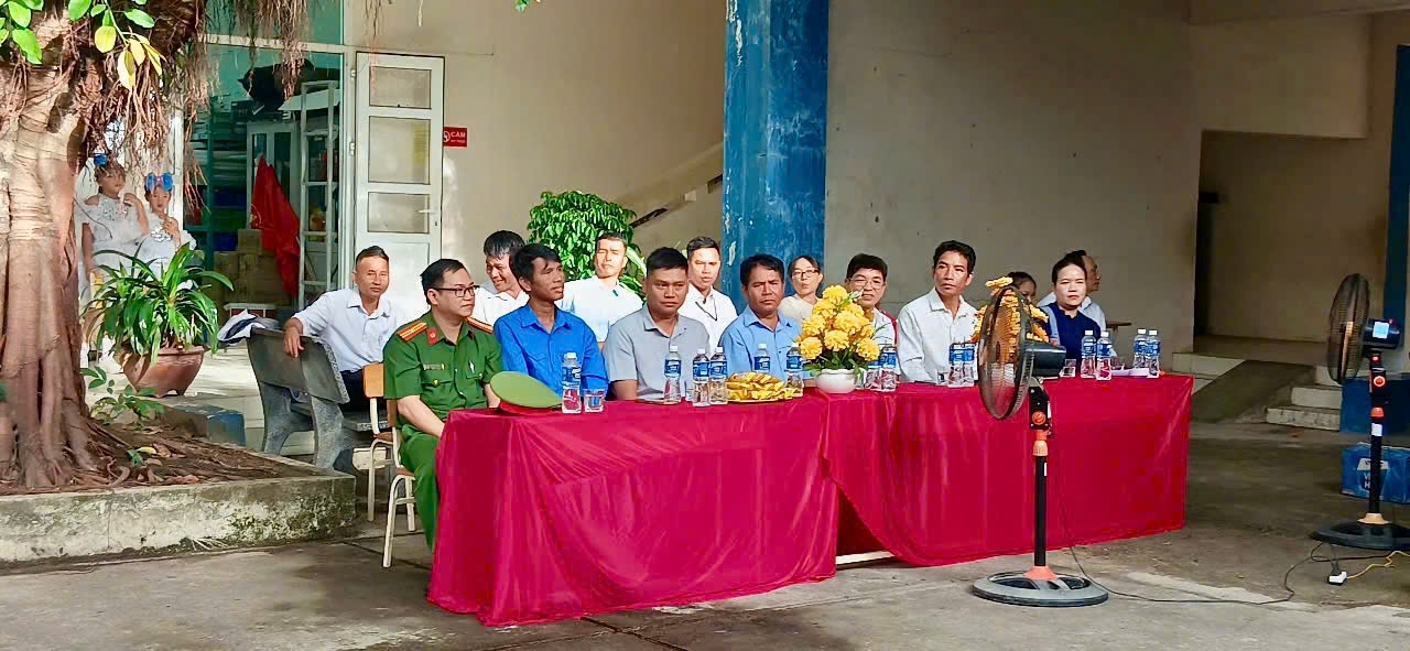 Công an xã Công Hải tổ chức tuyên truyền pháp luật, tặng quà cho học sinh trong năm học mới