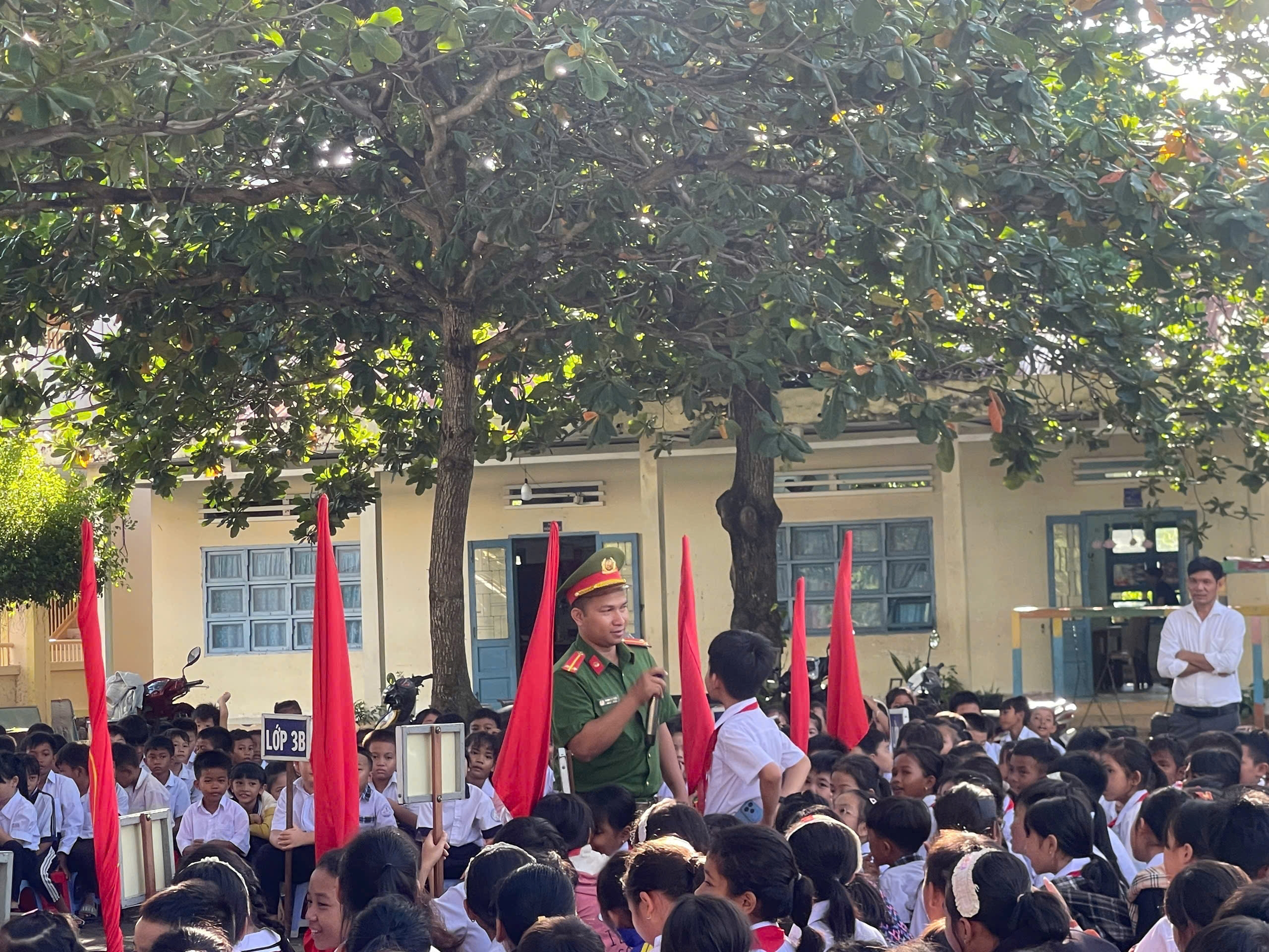Công an xã Công Hải đổi mới tuyên truyền cùng học sinh an toàn đến trường