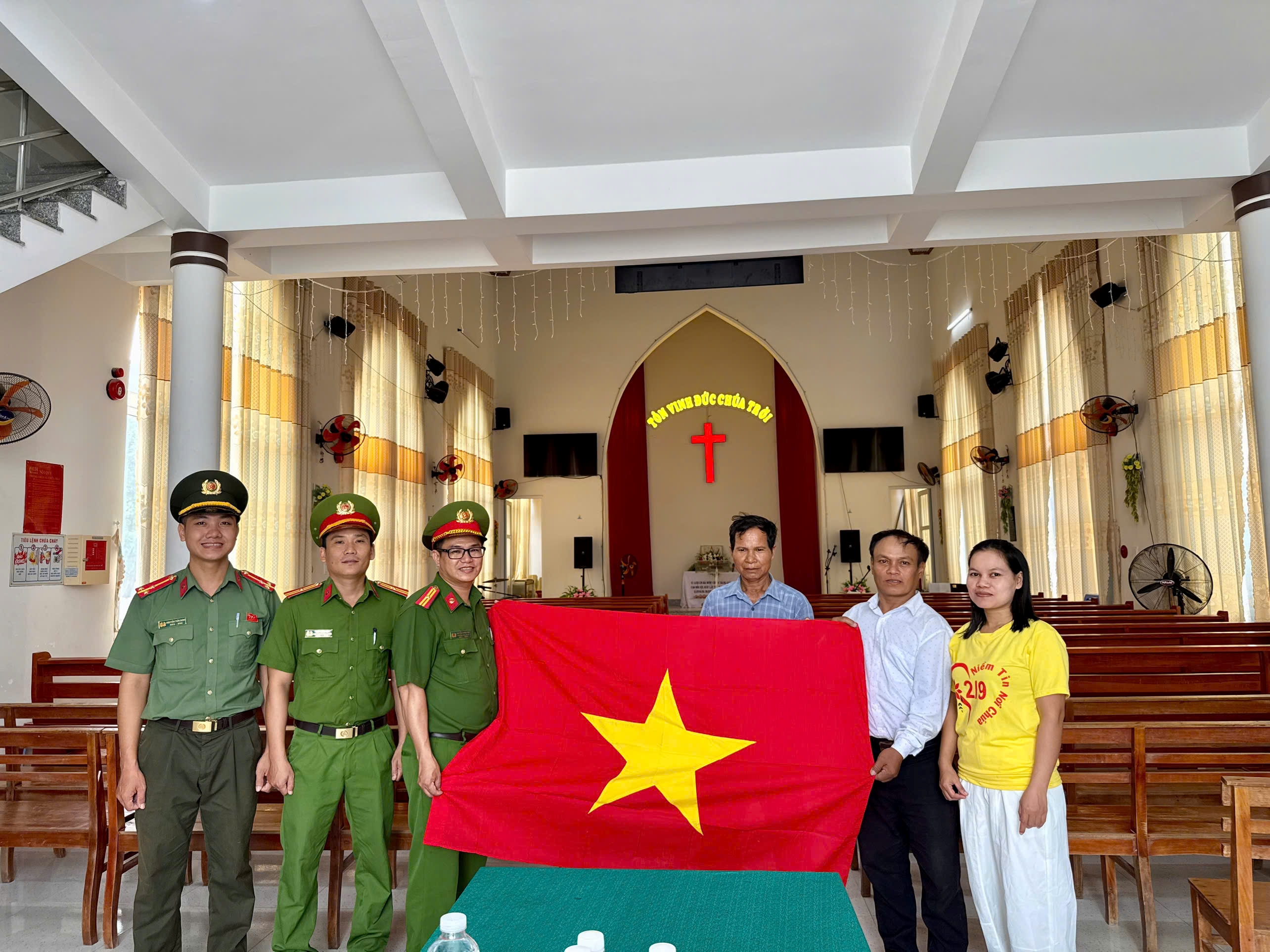 Công an xã Công Hải tặng cờ Tổ quốc - Lan tỏa niềm tự hào dân tộc trong dịp Quốc khánh 2/9