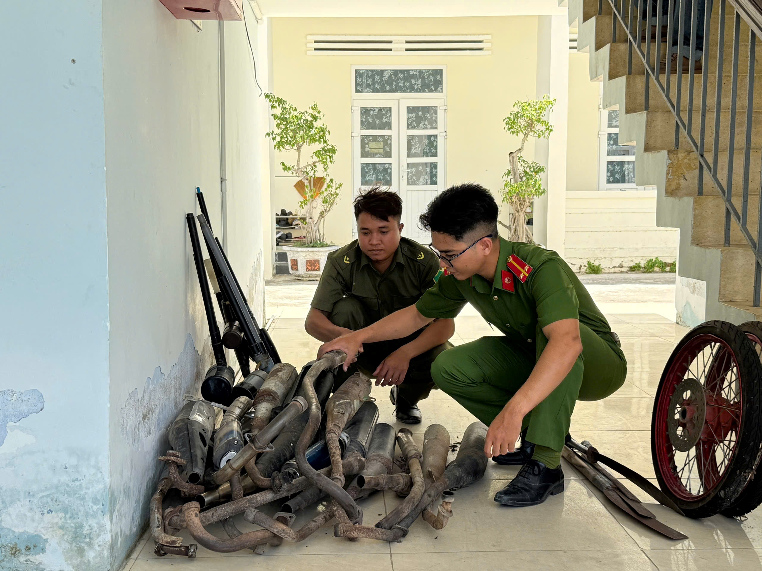 Công an xã Công Hải đẩy mạnh tuyên truyền, vận động nhân dân tự giác giao nộp vũ khí thô sơ, công cụ hỗ trợ và pô xe độ chế