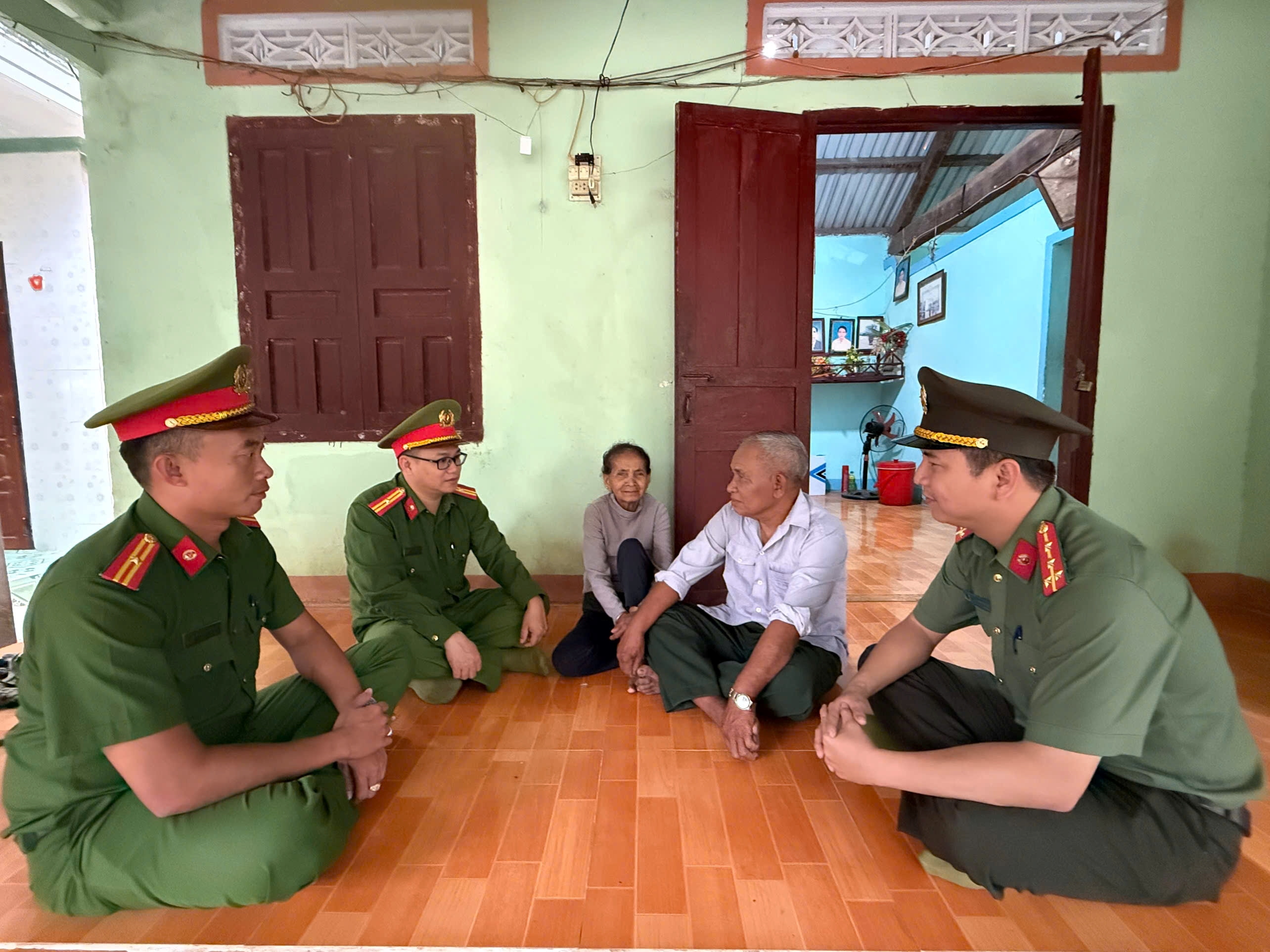 Người có uy tín đồng hành cùng lực lượng Công an xã giữ gìn an ninh, trật tự tại cơ sở