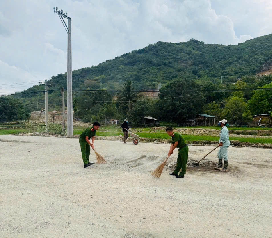Công an xã Công Hải chung tay cùng người dân dọn đất, đá rơi vãi trên đường để đảm bảo an toàn giao thông