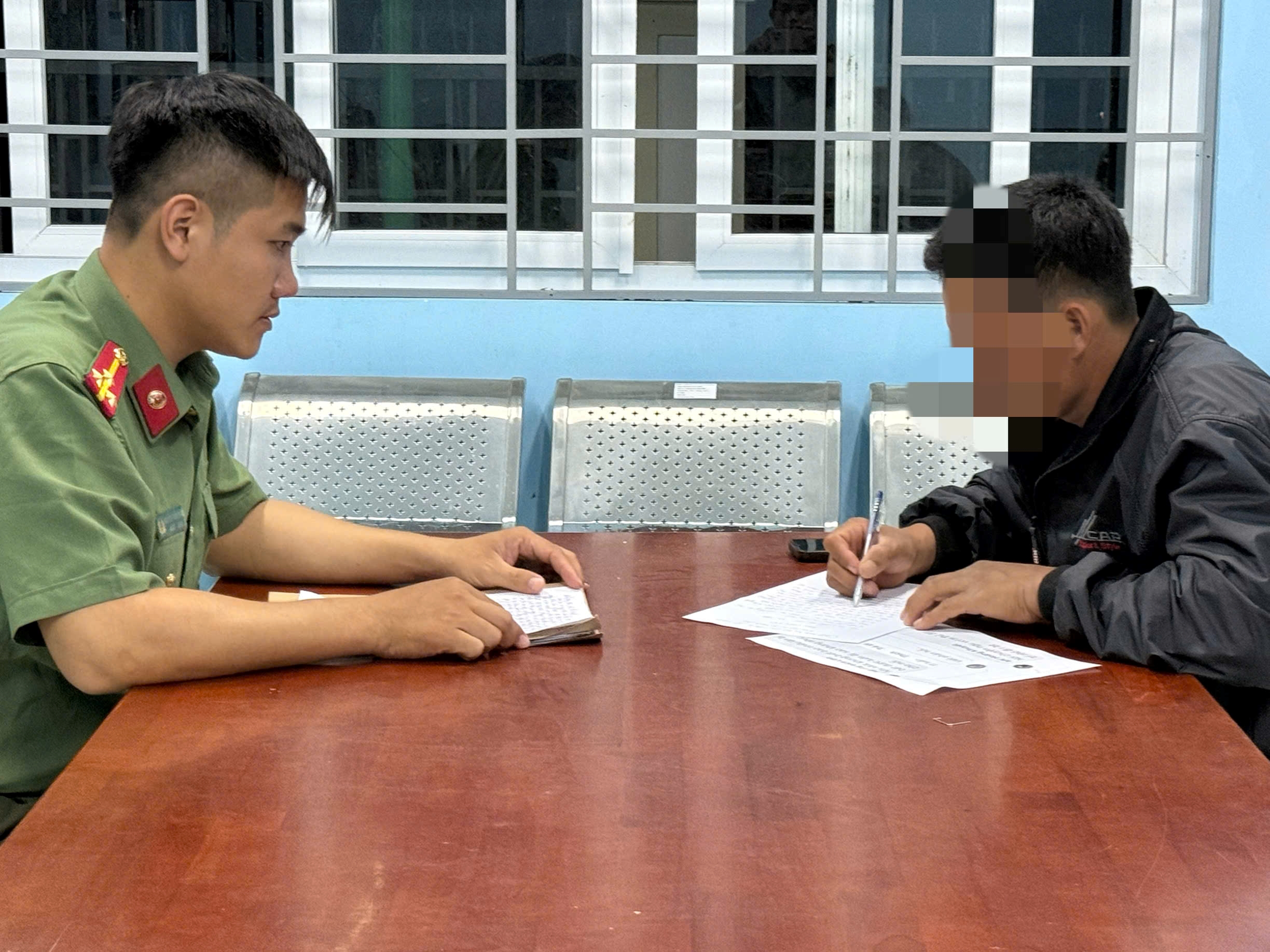 Bình luận nội dung xấu độc, công kích lực lượng Công an trên mạng xã hội, một đối tượng bị Công an xã Công Hải làm việc cảnh báo