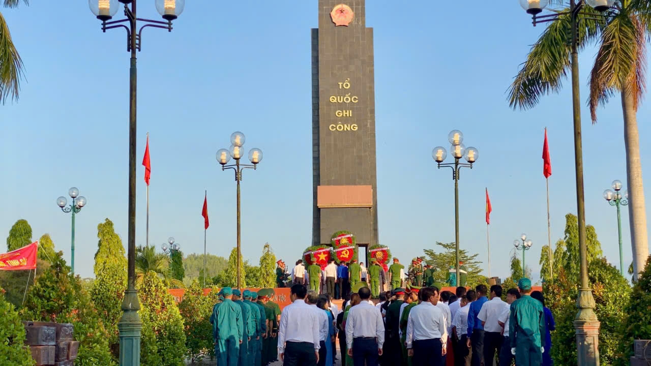 Công an xã Đại Lãnh cùng Đảng ủy, HĐND, UBND, Uỷ ban MTTQ Việt Nam xã Đại Lãnh dâng hương, dâng hoa tri ân các Anh hùng liệt sĩ