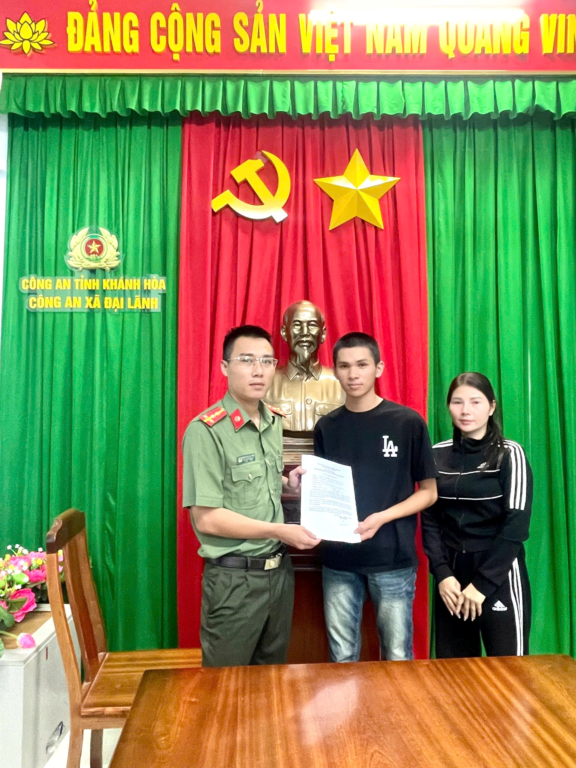 Công an xã Đại Lãnh tiếp nhận công dân nộp đơn tình nguyện tham gia nghĩa vụ Công an nhân dân năm 2027
