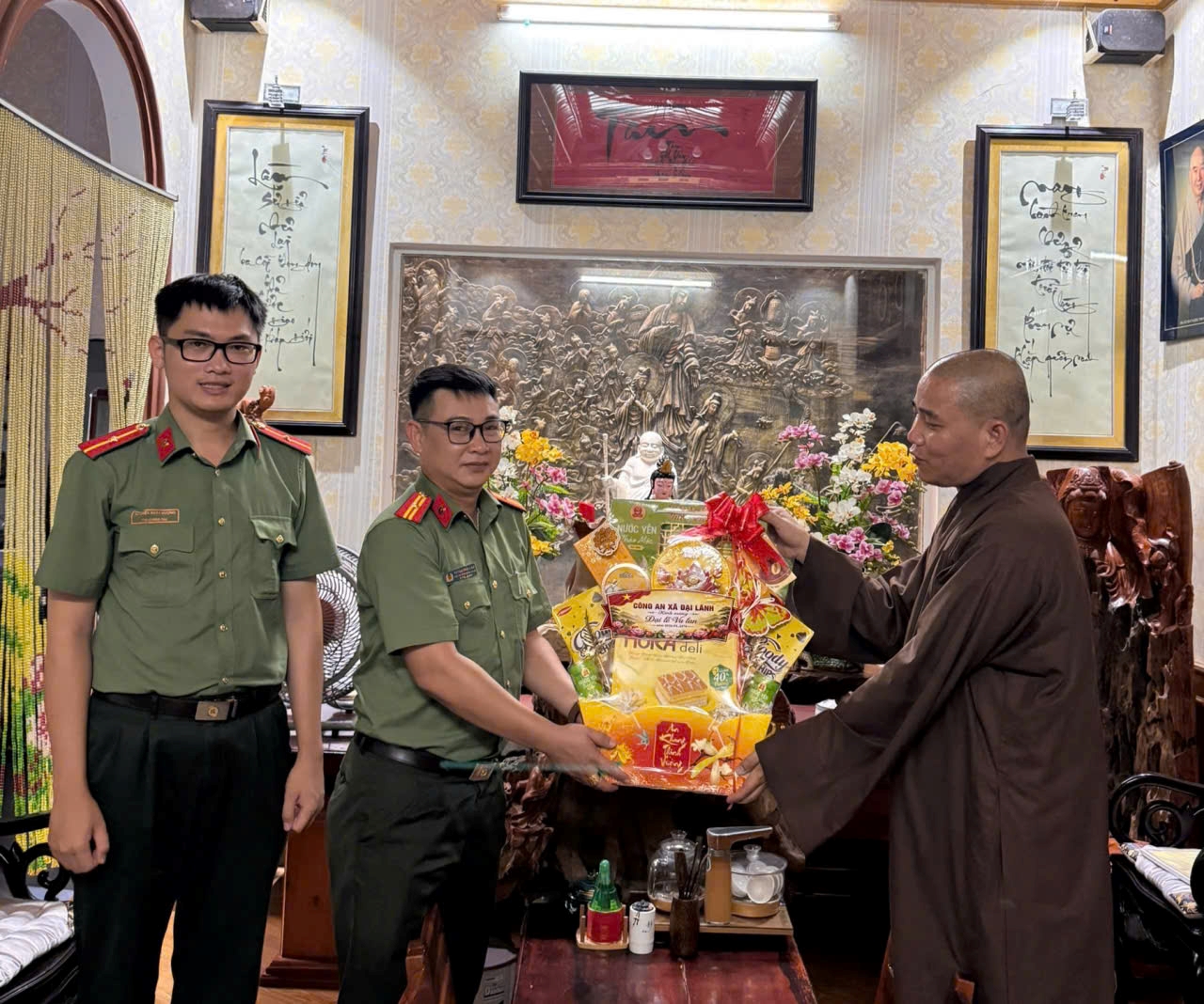 Công an xã Đại Lãnh thăm, tặng quà các cơ sở Phật giáo nhân dịp Vu Lan