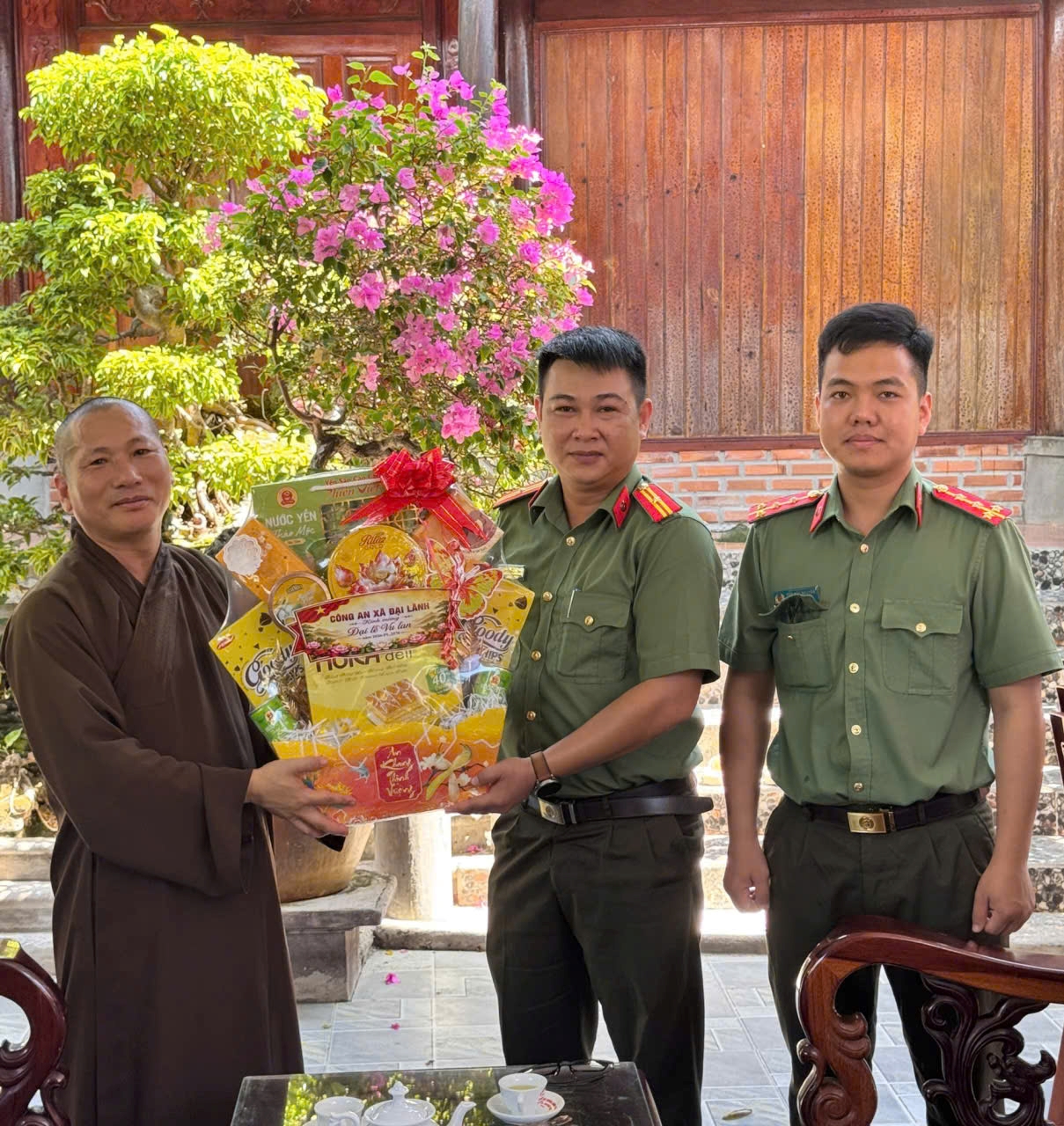 Công an xã Đại Lãnh thăm hỏi, tặng quà các cơ sở Phật giáo trên địa bàn