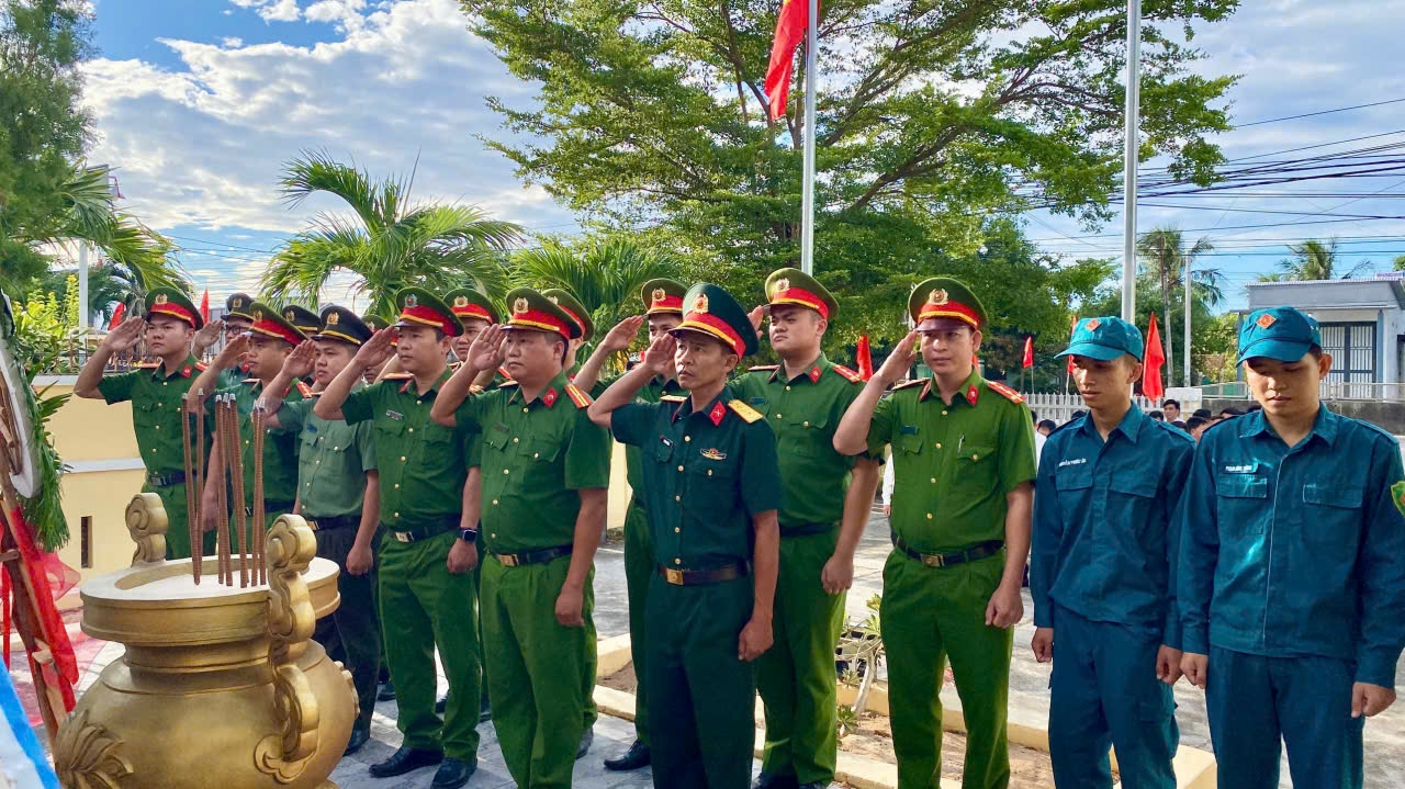 Công an xã Đại Lãnh cùng cấp ủy, chính quyền địa phương dâng hương, viếng các Anh hùng liệt sĩ nhân dịp Quốc khánh 2/9