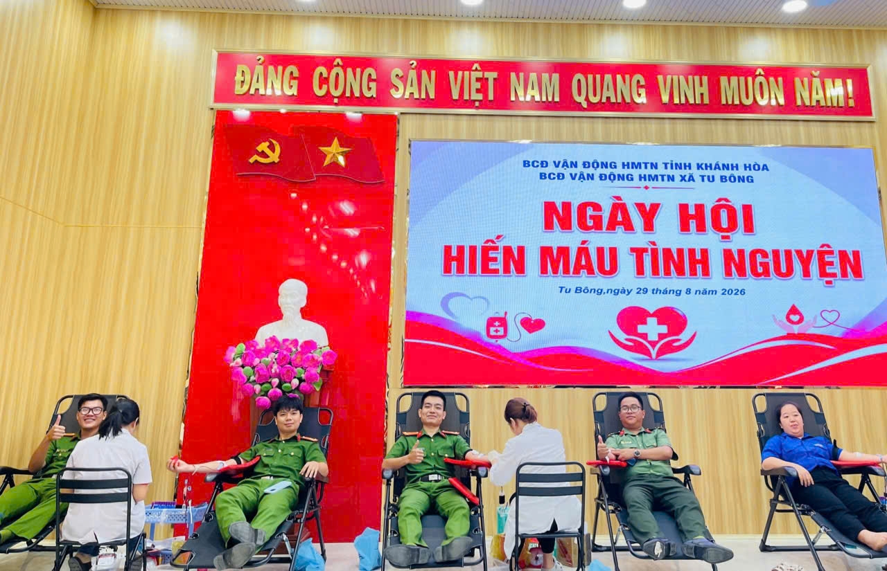 Cán bộ Công an xã Đại Lãnh tích cực tham gia hiến máu tình nguyện