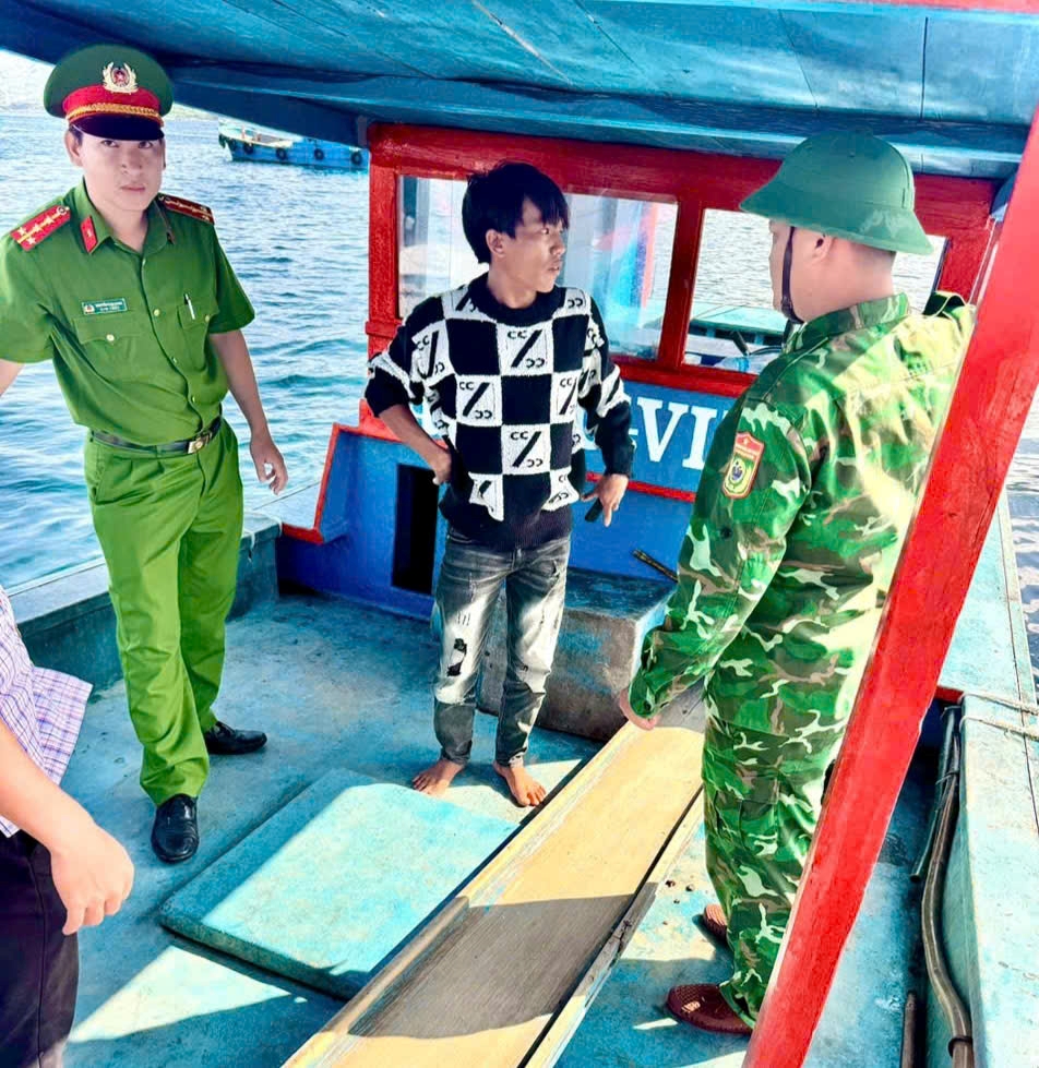 Công an xã Đại Lãnh phối hợp kiểm tra, xử lý 06 trường hợp lồng bè từ địa phương khác đến khu vực biển Đầm Môn nuôi trồng