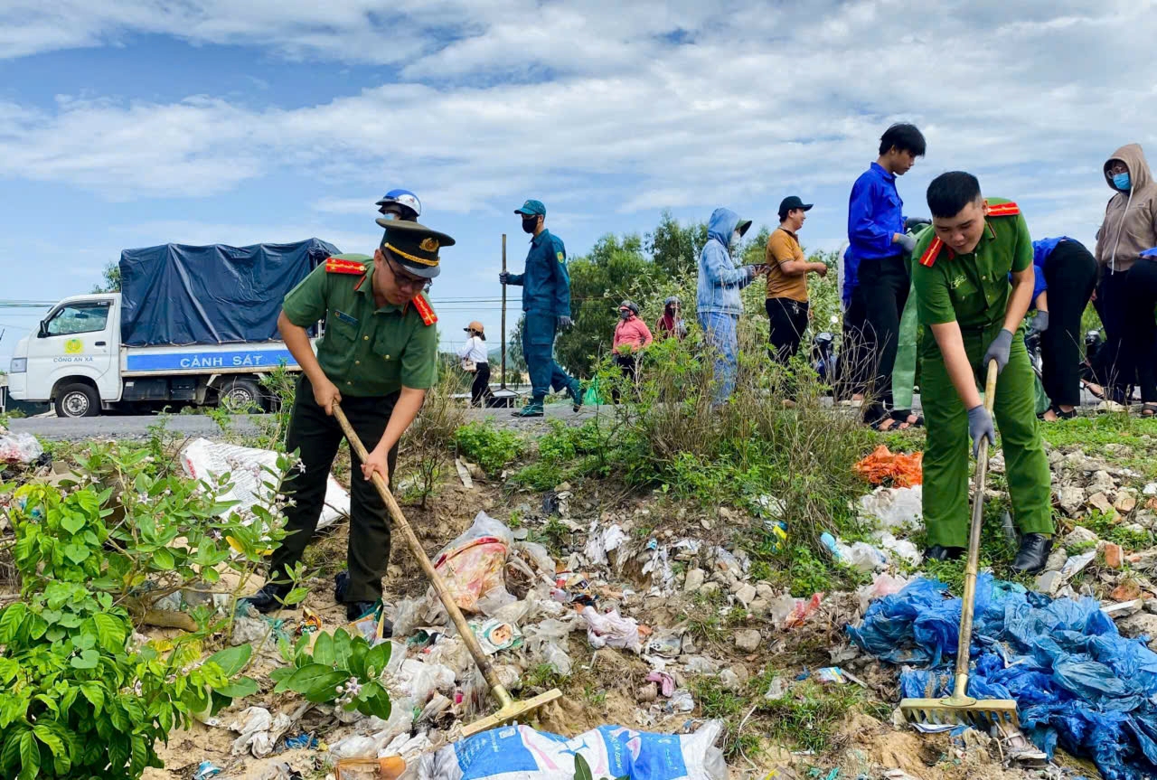 Công an xã Đại Lãnh phối hợp với Đoàn thanh niên xã Đại Lãnh dọn vệ sinh, chung tay làm sạch bãi biển