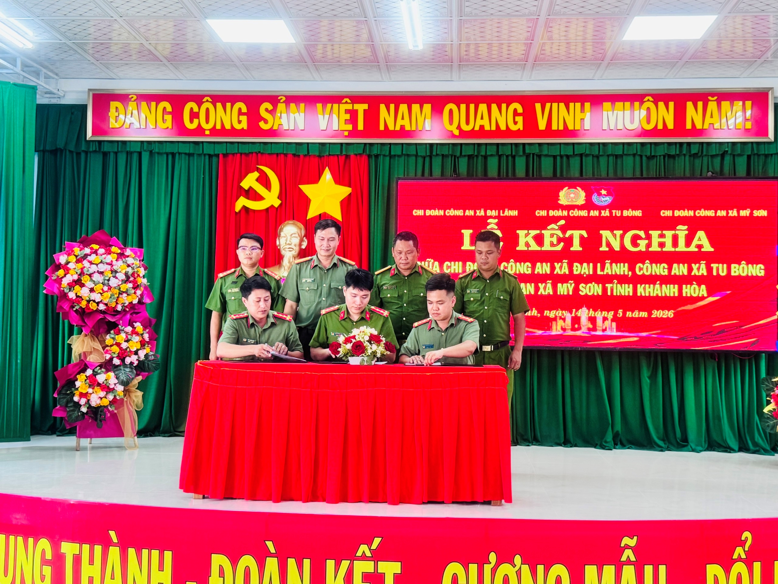 Trao tặng công trình thanh niên “Sân chơi cho em - Gắn kết yêu thương” tại Trường Tiểu học và THCS Vạn Thạnh