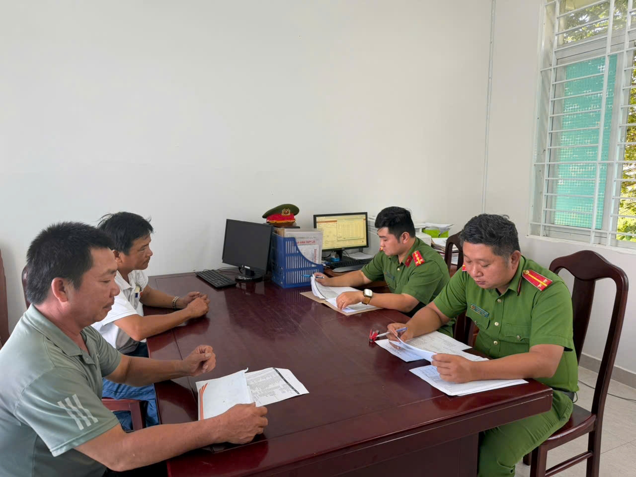 Công an xã Diên Điền tăng cường rà soát, xác minh, cập nhật, làm sạch dữ liệu đăng ký, quản lý phương tiện