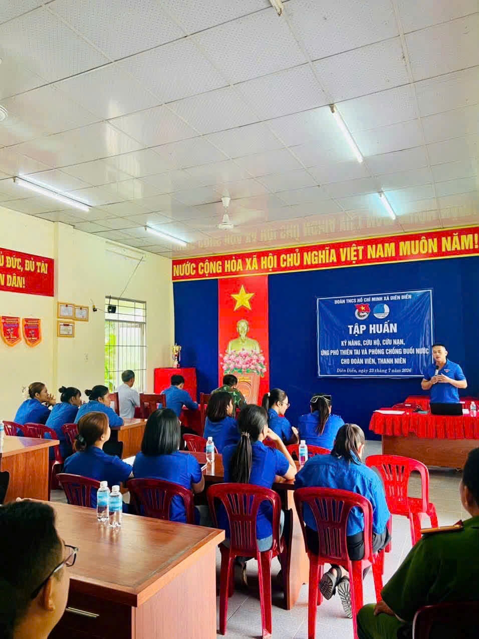 Công an xã Diên Điền tổ chức thăm hỏi, động viên và trao quà tri ân các gia đình liệt sĩ nhân kỉ niệm ngày Thương binh - Liệt sĩ 27/7