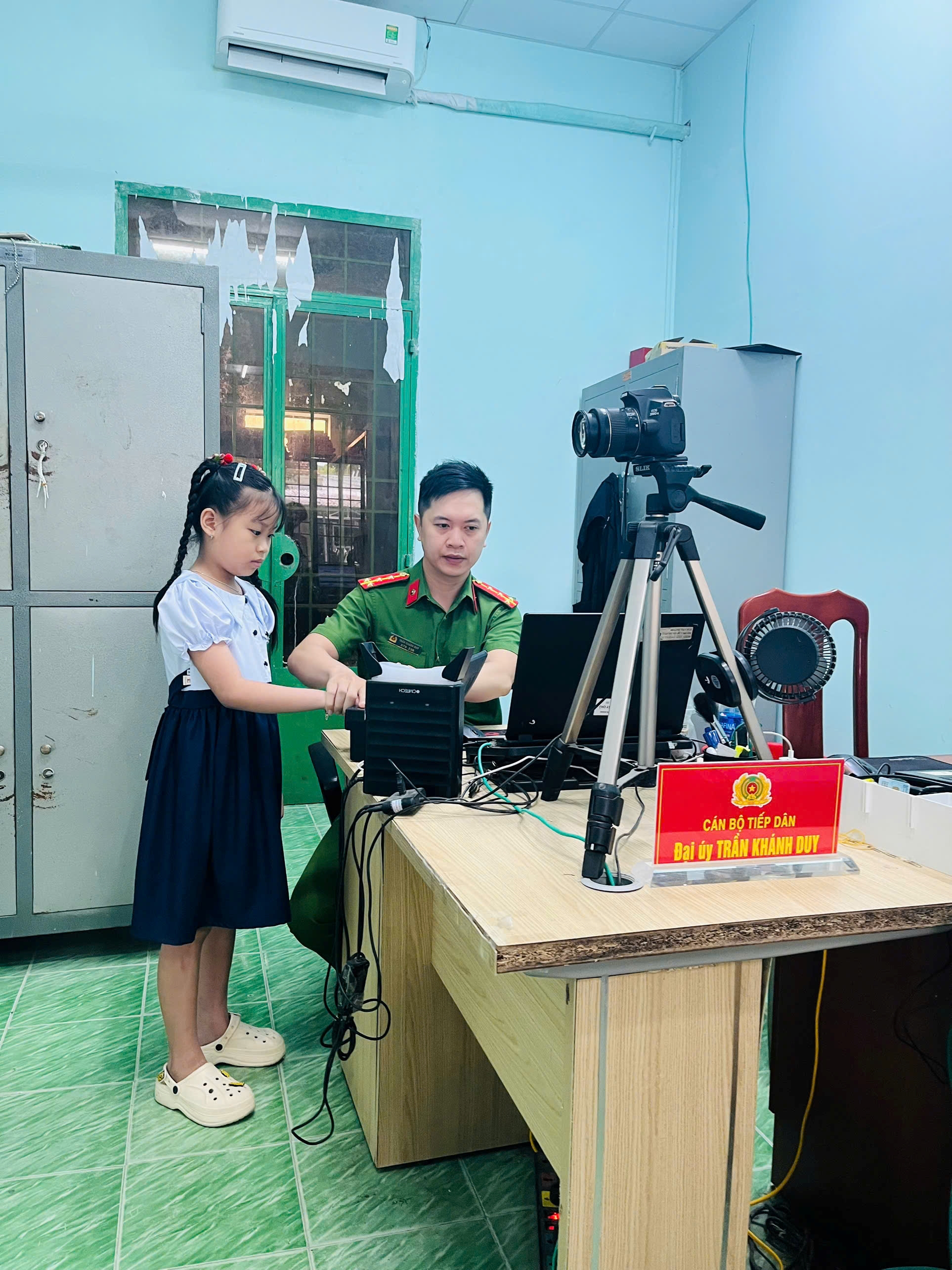 Công an xã Diên Khánh tổ chức tiếp công dân cấp Căn cước, thu nhận và kích hoạt định danh điện tử cho công dân  trên địa bàn xã dịp Lễ Quốc Khánh 2/9