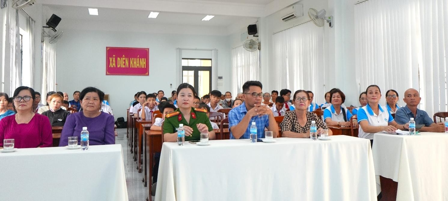 Xã Diên Khánh: Tặng quà cho trẻ nhận đỡ đầu, trao học bổng, phương tiện sinh kế cho trẻ em mồ côi, phụ nữ nghèo, cận nghèo và phụ nữ có hoàn cảnh khó khăn
