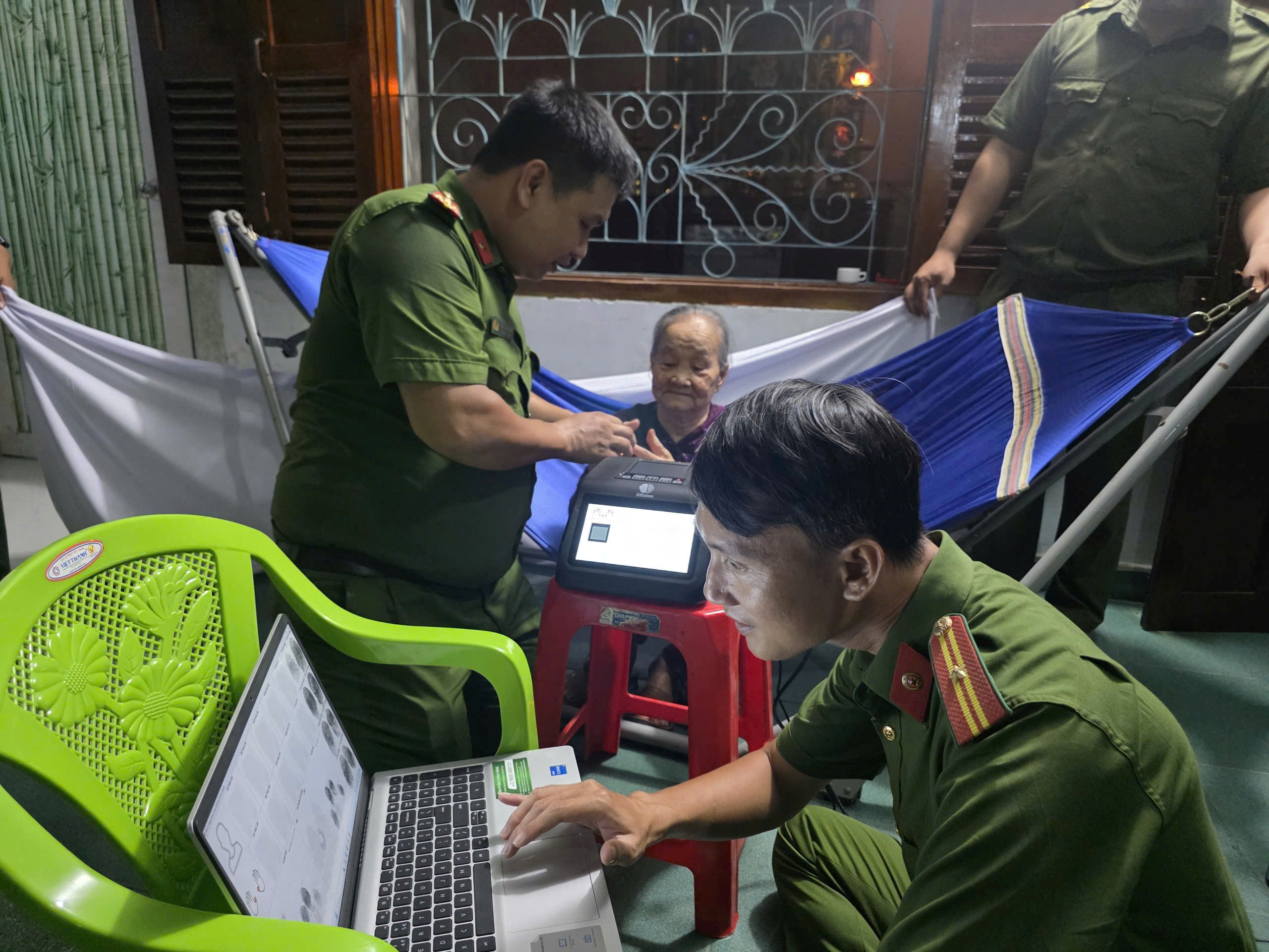 Công an xã Diên Lạc phục vụ, hỗ trợ thủ tục cấp căn cước tại nhà cho đối tượng yếu thế