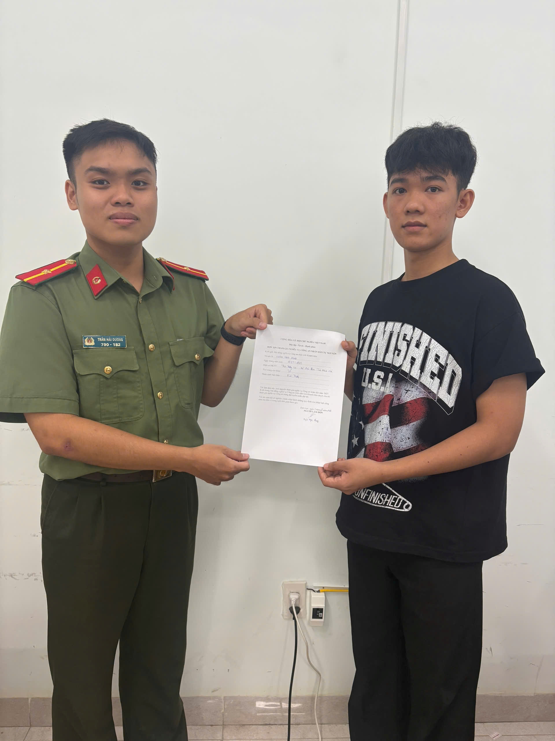 Thanh niên xã Diên Lạc tình nguyện đăng ký tham gia nghĩa vụ Công an nhân dân