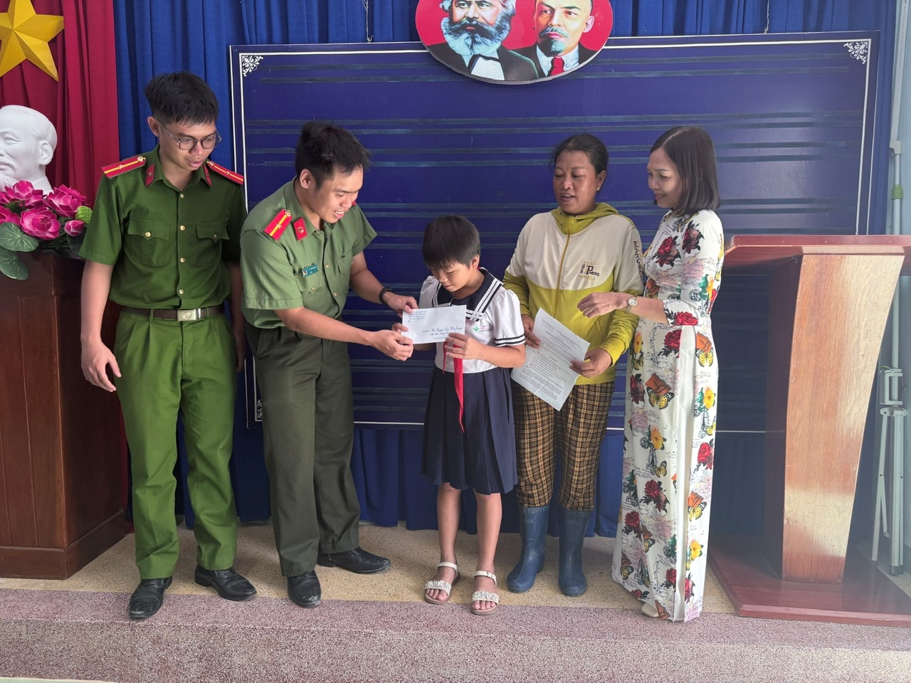 Công an xã Diên Lạc hỗ trợ, đỡ đầu học sinh có hoàn cảnh khó khăn trên địa bàn xã