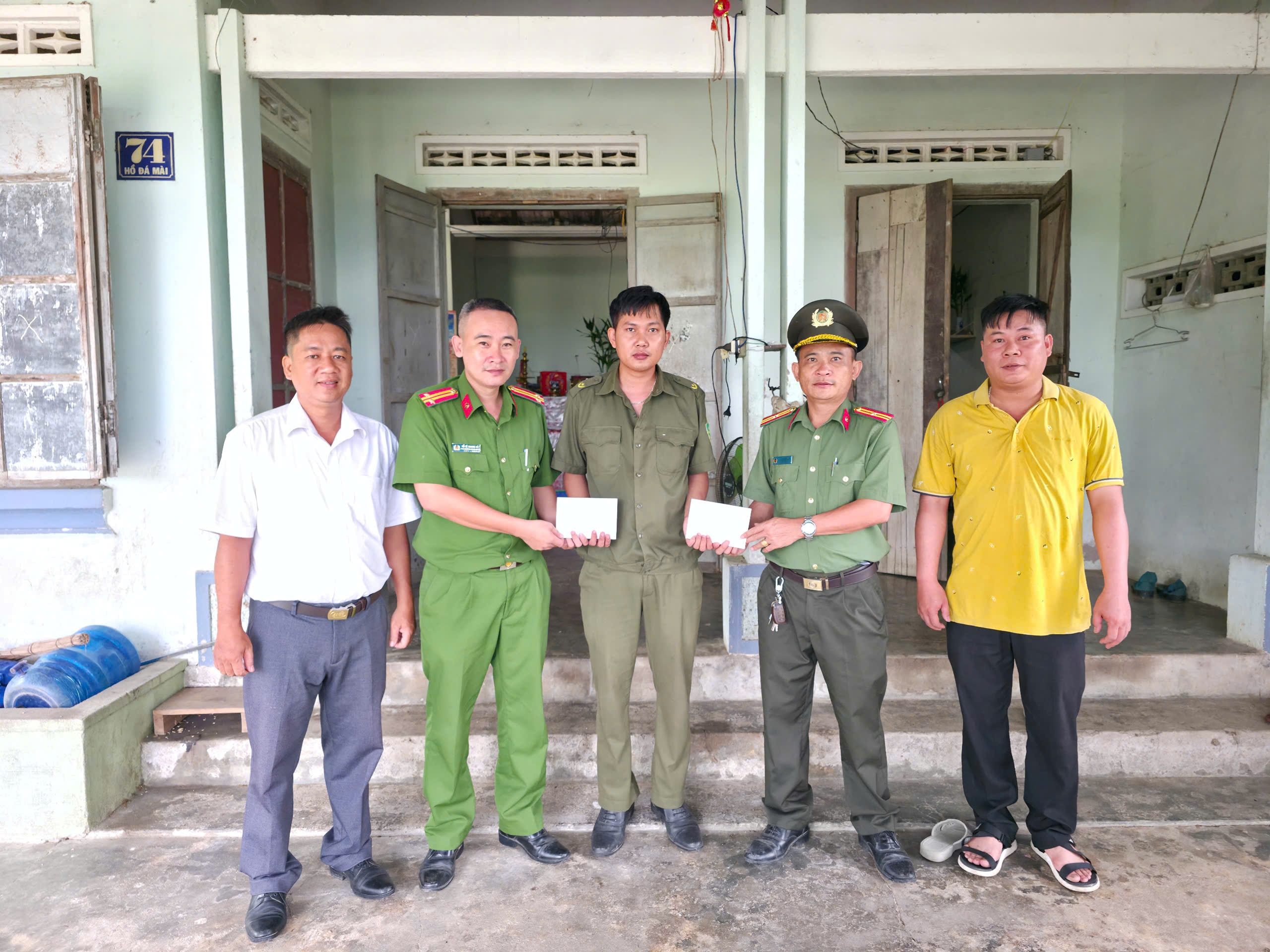 Công an xã Diên Lâm tổ chức thăm hỏi, động viên thành viên Tổ bảo vệ ANTT