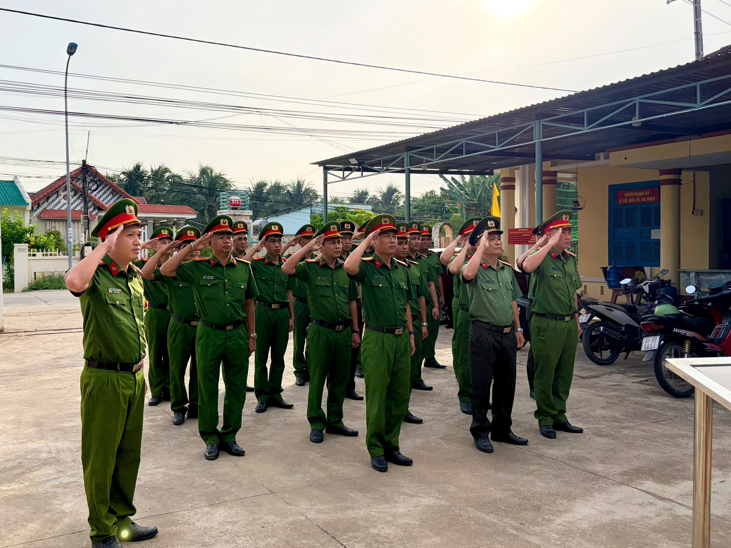 Công an xã Diên Lâm tổ chức Lễ chào cờ đầu tháng và triển khai nhiệm vụ công tác tháng 7