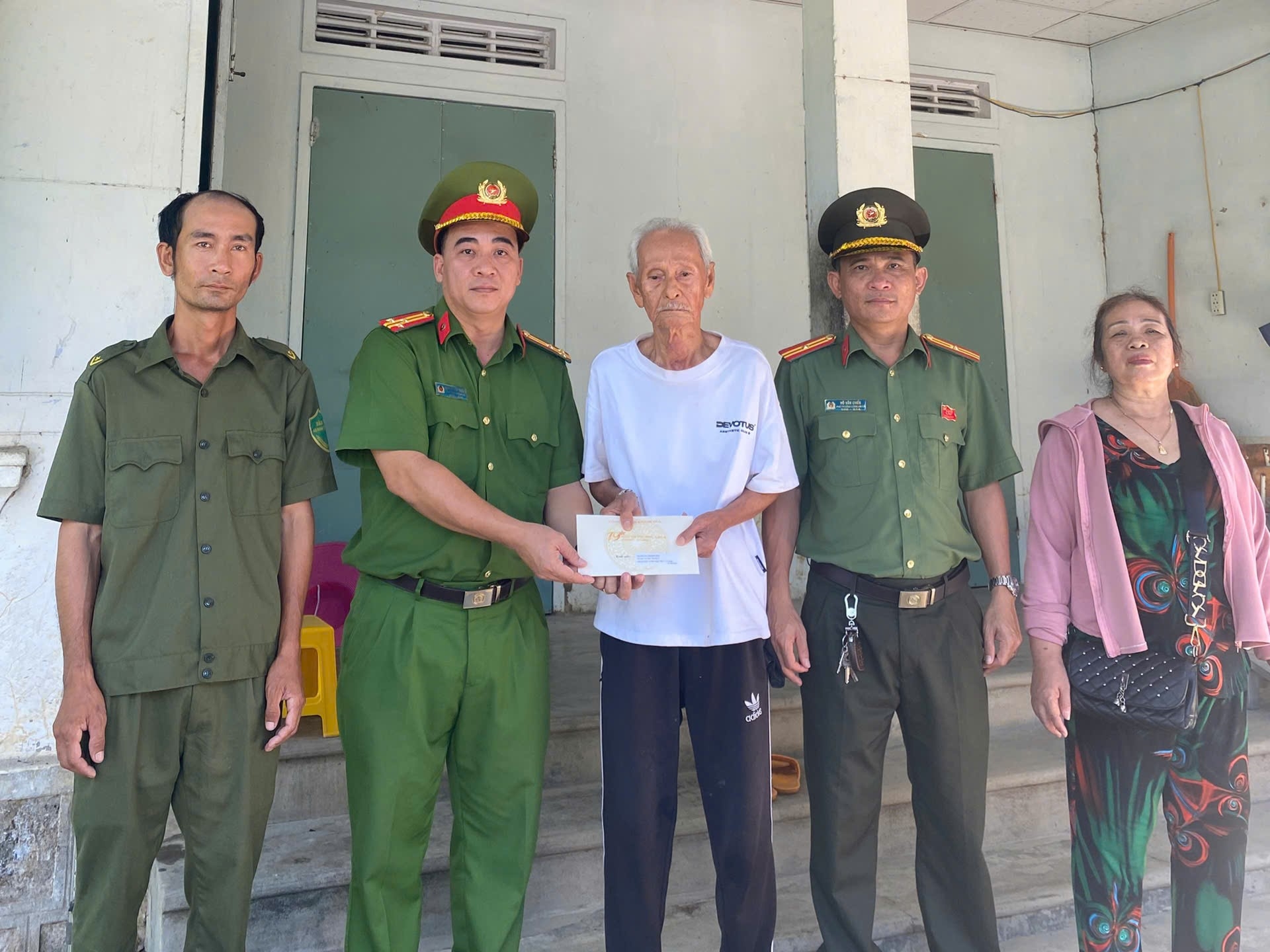 Công an xã Diên Lâm thăm và tặng quà thân nhân liệt sĩ Công an nhân dân nhân dịp kỷ niệm 79 năm Ngày Thương binh - Liệt sĩ (27/7/1947 – 27/7/2026)