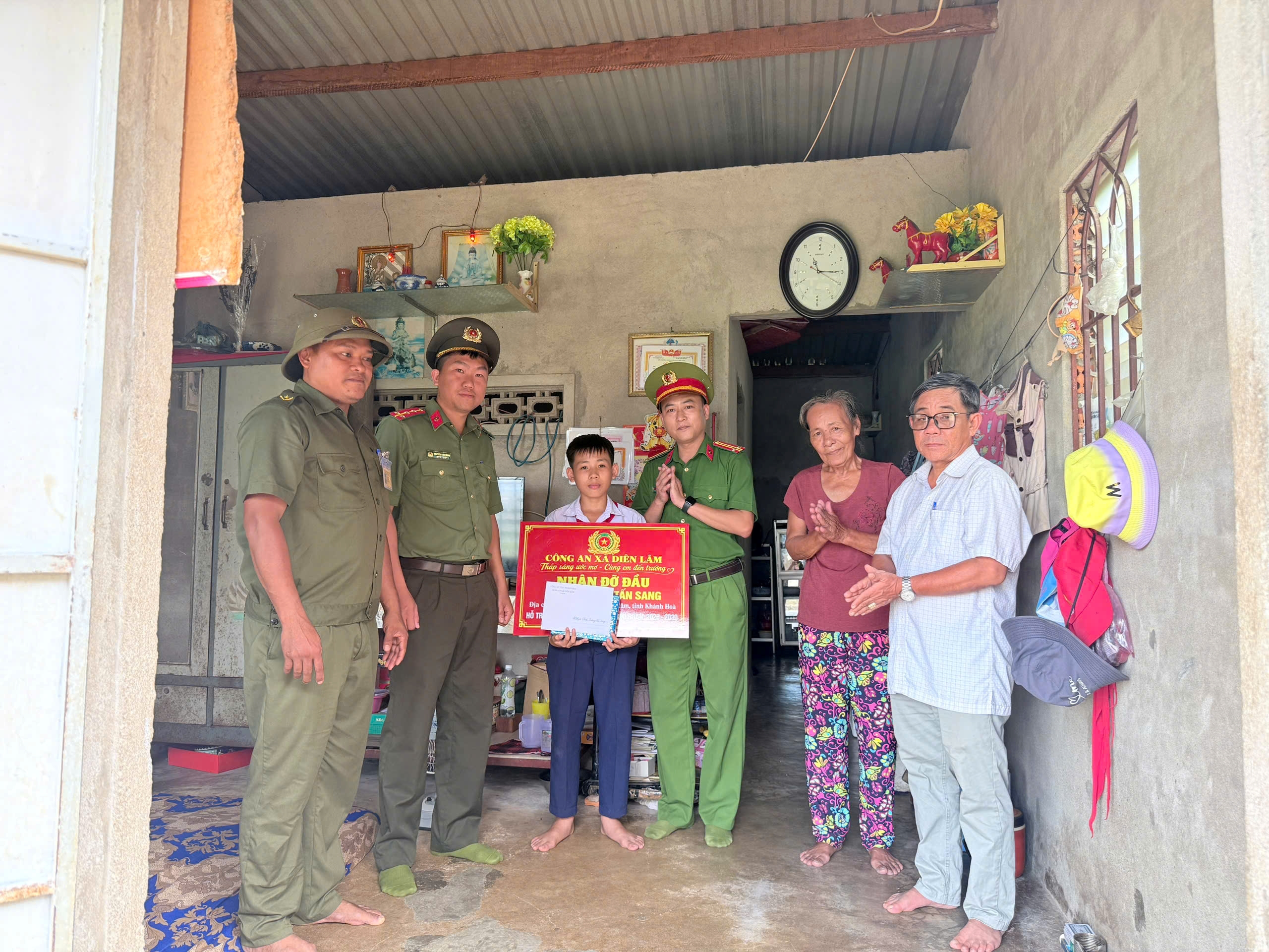 Công an xã Diên Lâm: “Thắp sáng ước mơ - Cùng em đến trường”