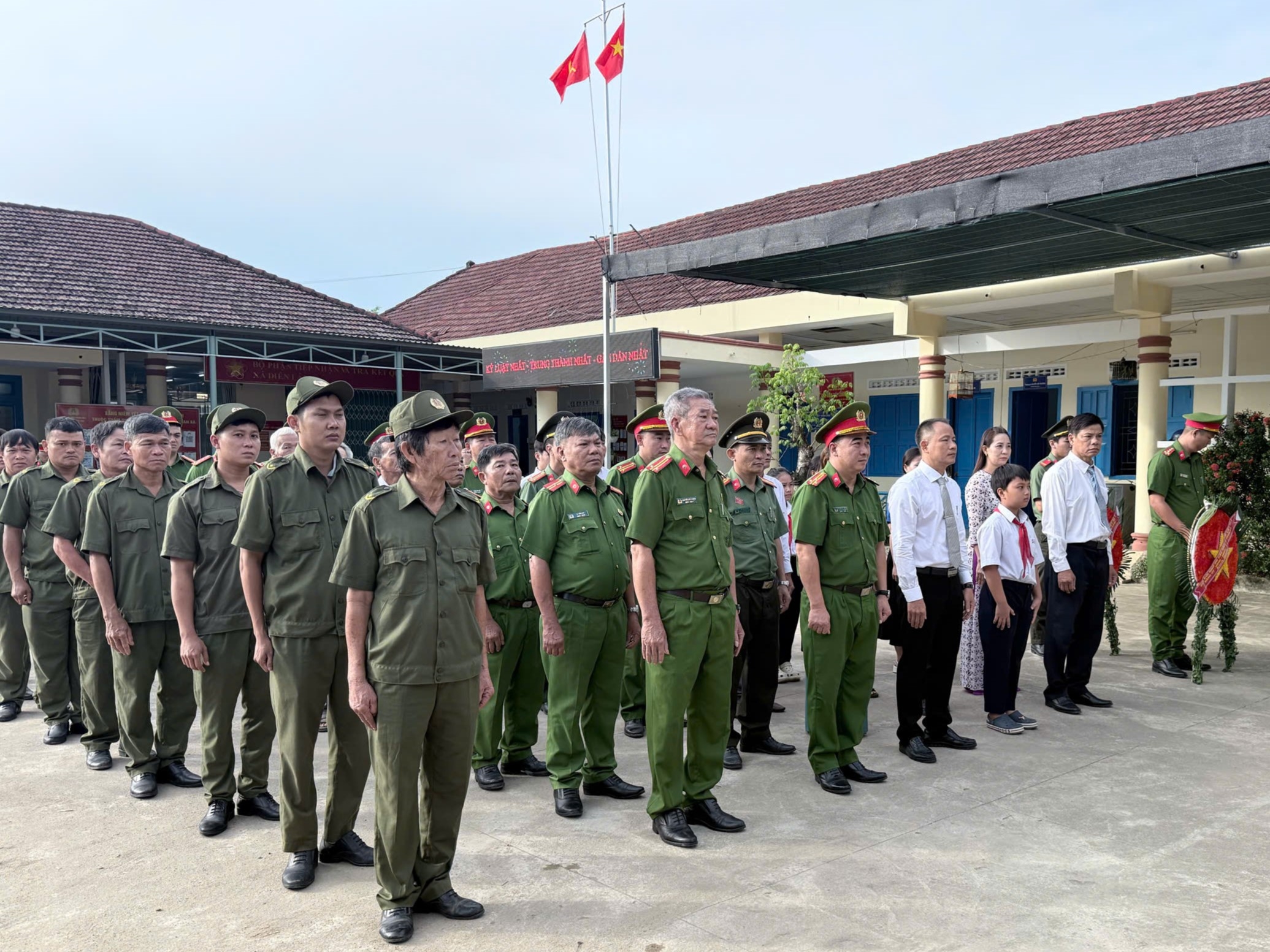 Công an xã Diên Lâm tổ chức Lễ dâng hương, dâng hoa tri ân các anh hùng liệt sĩ