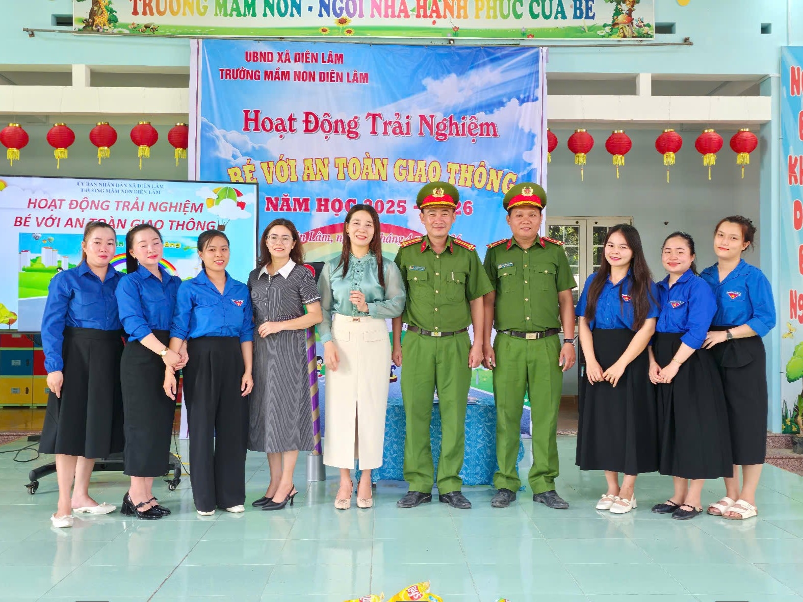 Công an xã Diên Lâm: Đồng hành cùng bước chân em đến trường