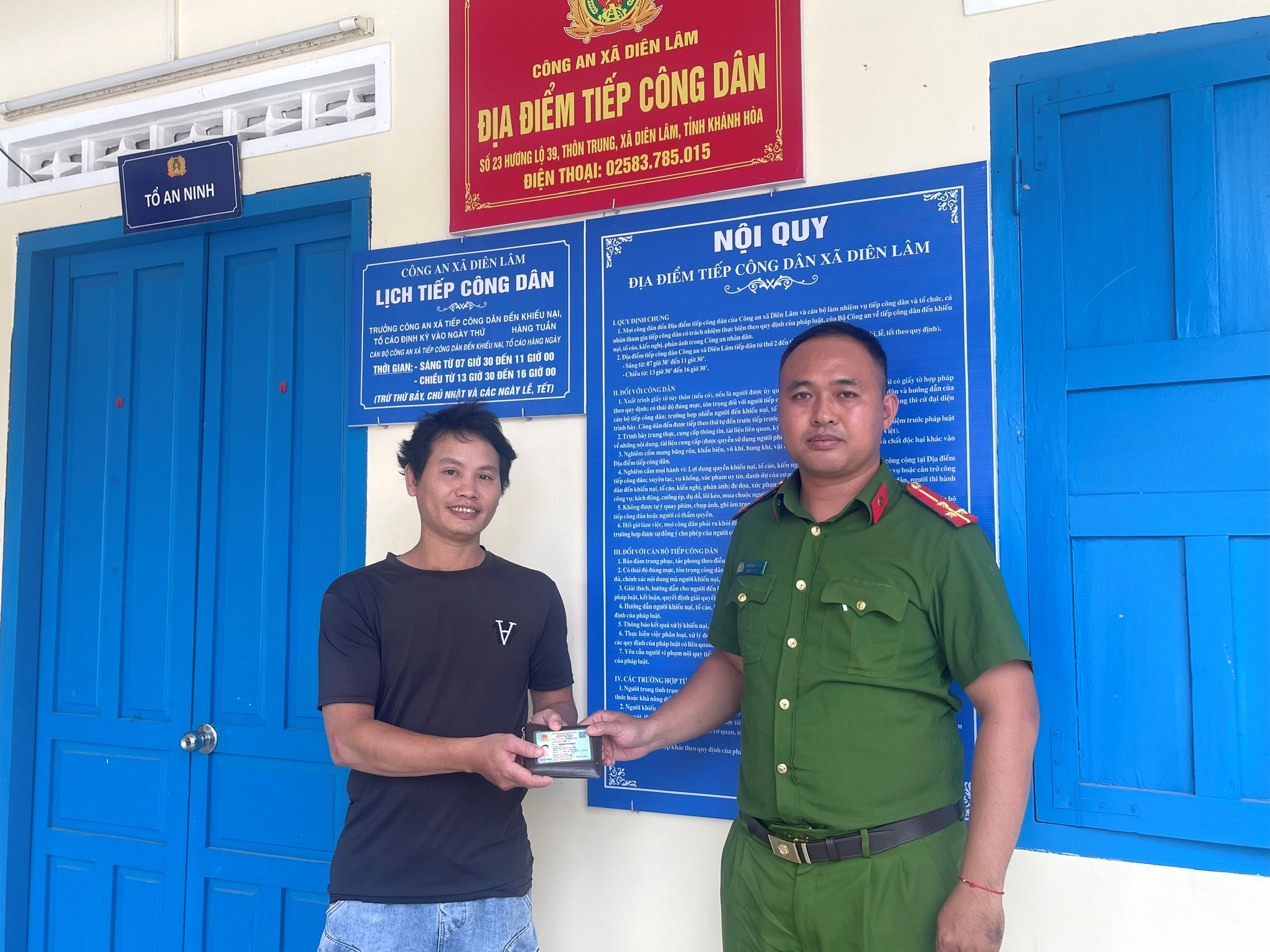 Công an xã Diên Lâm trả lại ví đánh rơi cho người dân