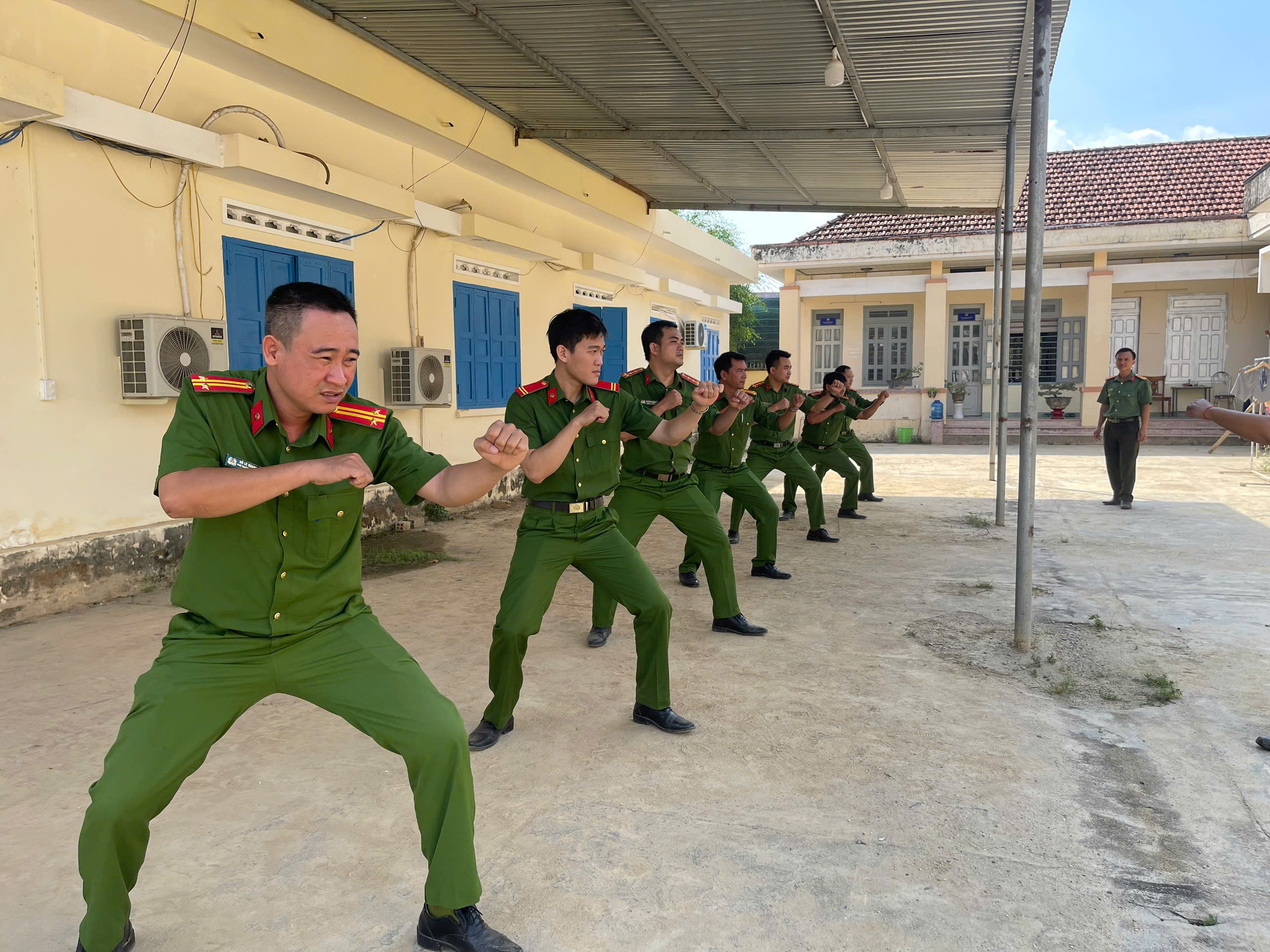 Công an xã Diên Lâm tăng cường điều lệnh - quân sự - võ thuật, nâng cao bản lĩnh, tác phong công tác
